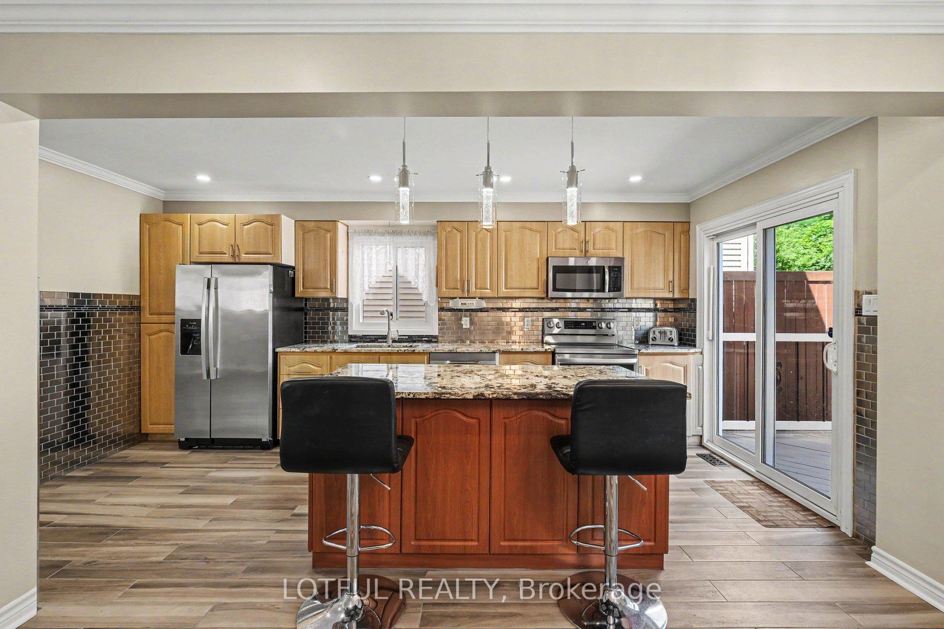 Photo 10 of 52 Fair Oaks Crescent, Ottawa, Craig Henry/Woodvale — HOMEH