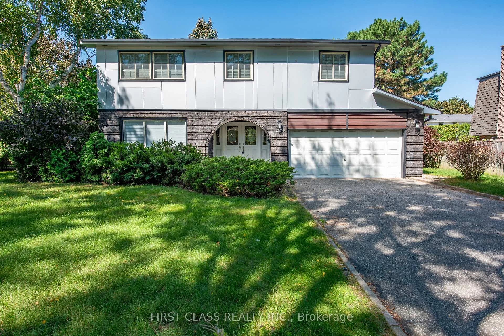 Front of 479 Isabella Avenue