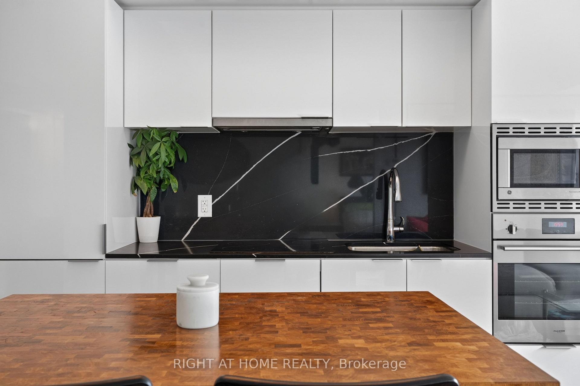Photo of Unit 1809, 955 Bay Street