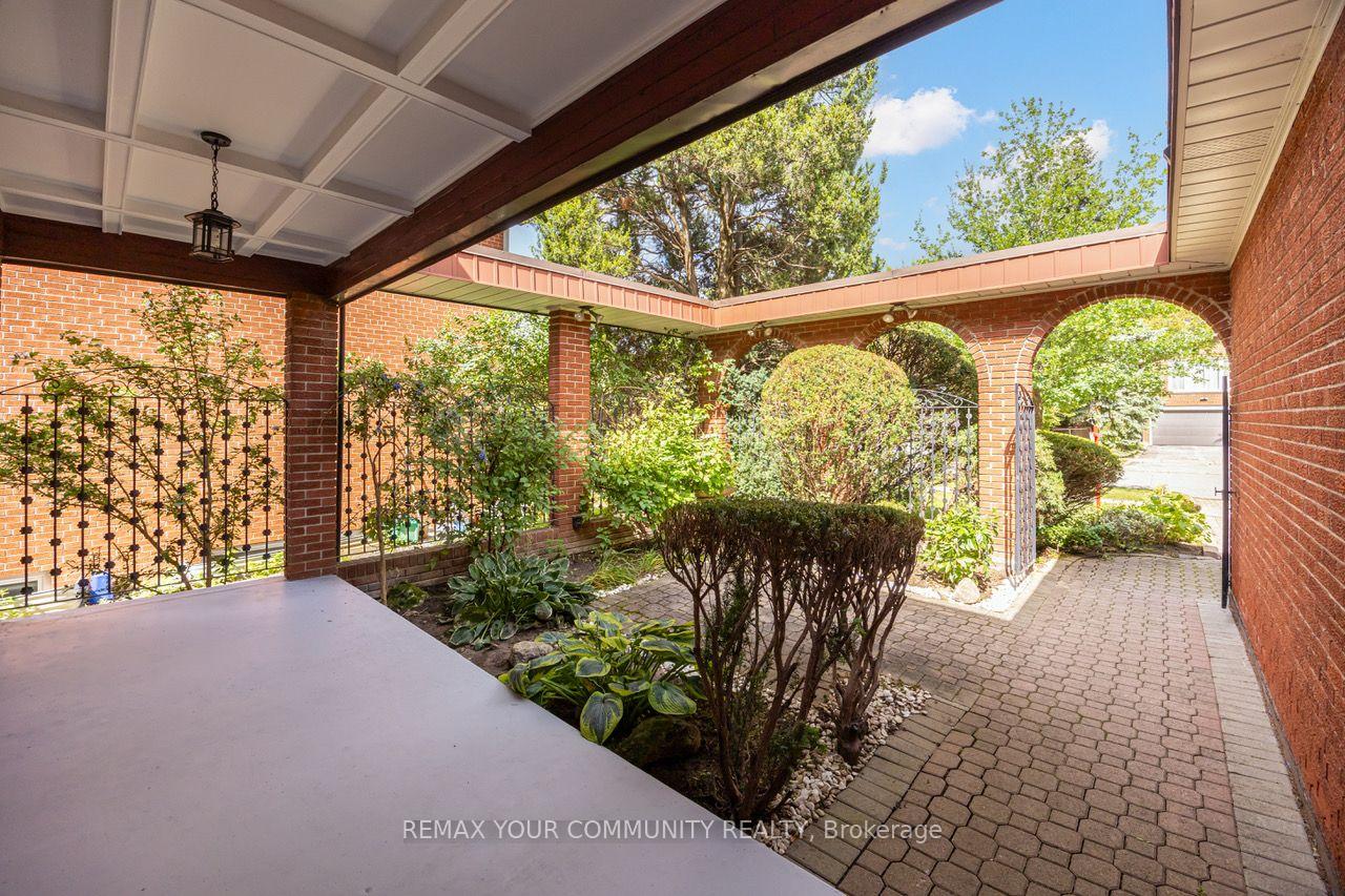 Photo 3 of 31 Clovercrest Road, North York, Don Valley Village — HOMEH