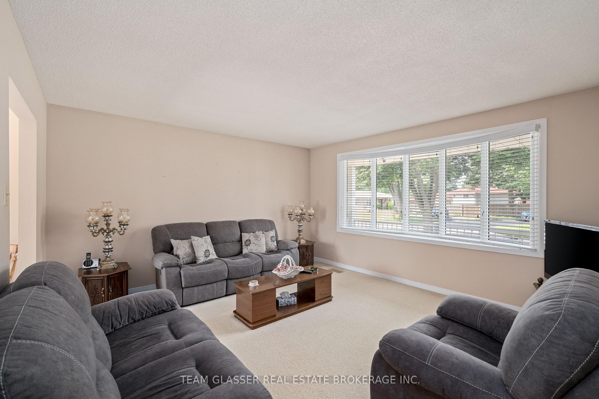 Photo 9 of 288 Fairhaven Circle, London, East O — HOMEH