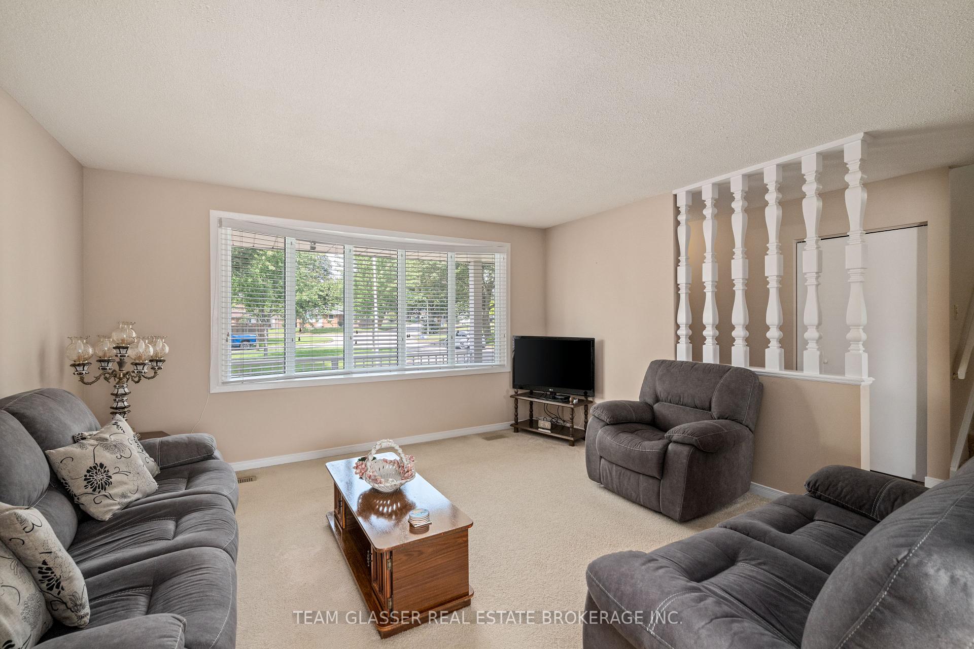 Photo 10 of 288 Fairhaven Circle, London, East O — HOMEH