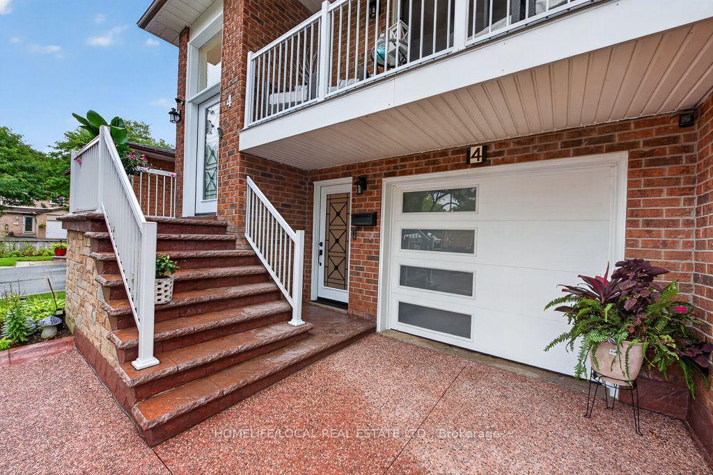Photo 2 of 4 Martindale Crescent, Brampton, Brampton West — HOMEH