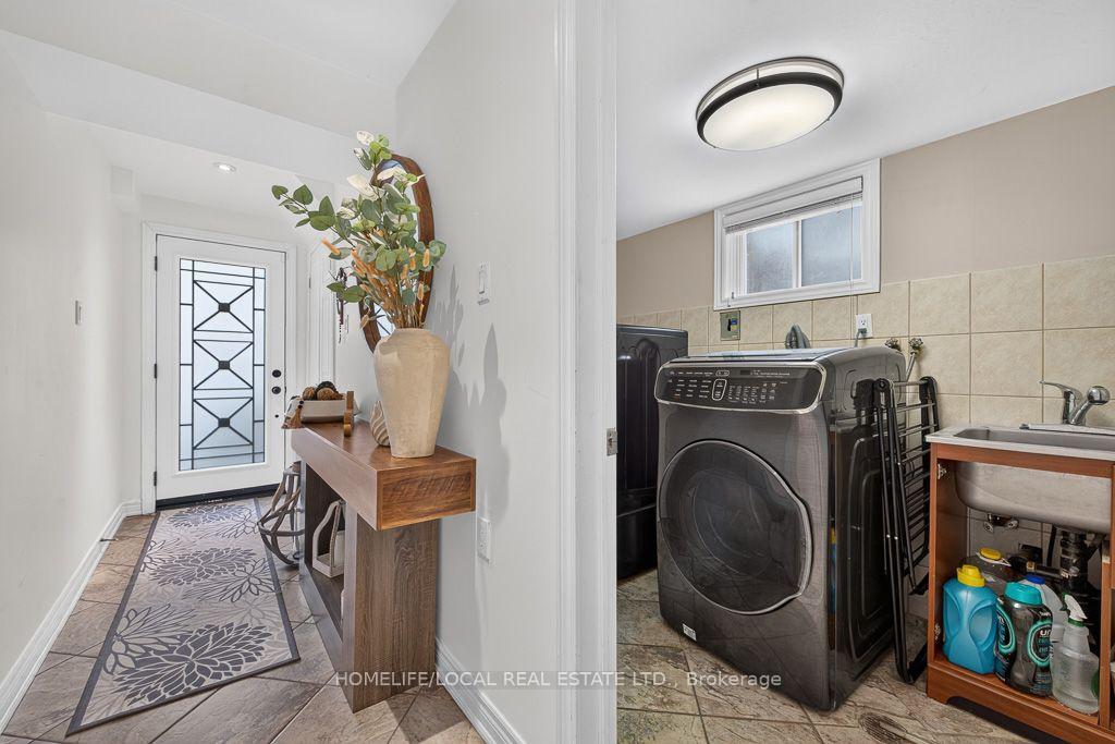 Photo 6 of 4 Martindale Crescent, Brampton, Brampton West — HOMEH