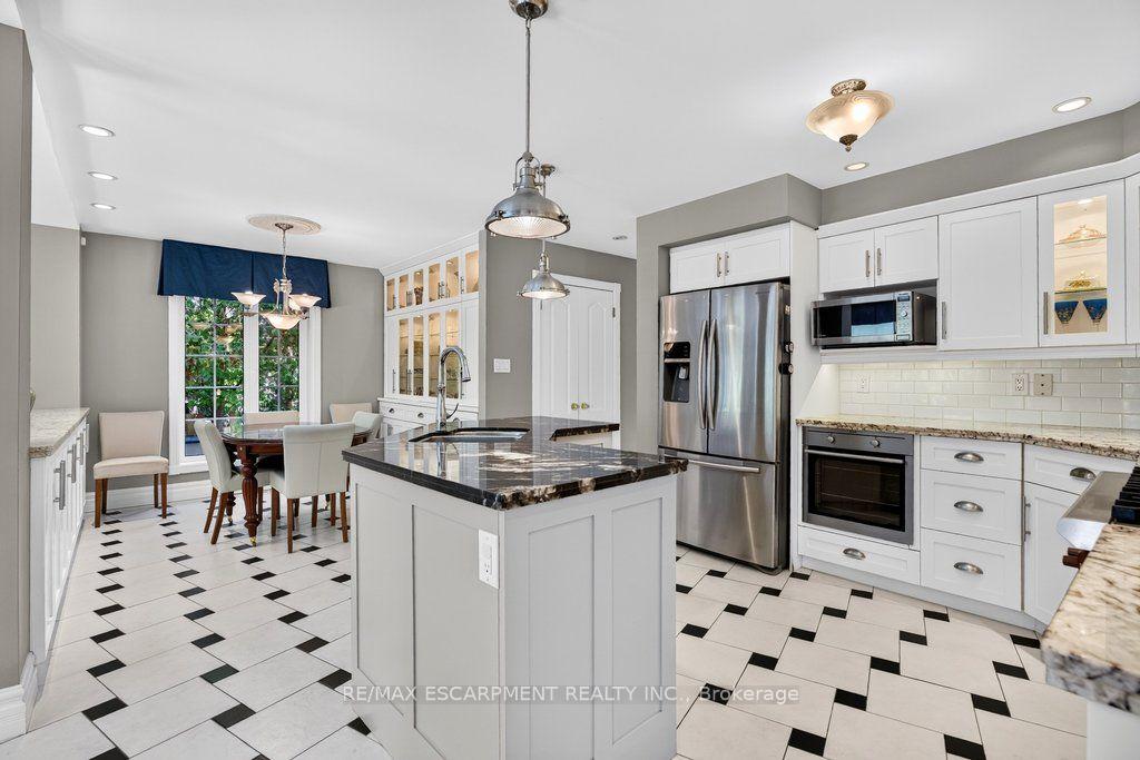 Photo 11 of 3151 Lakeshore Road, Burlington, Roseland — HOMEH