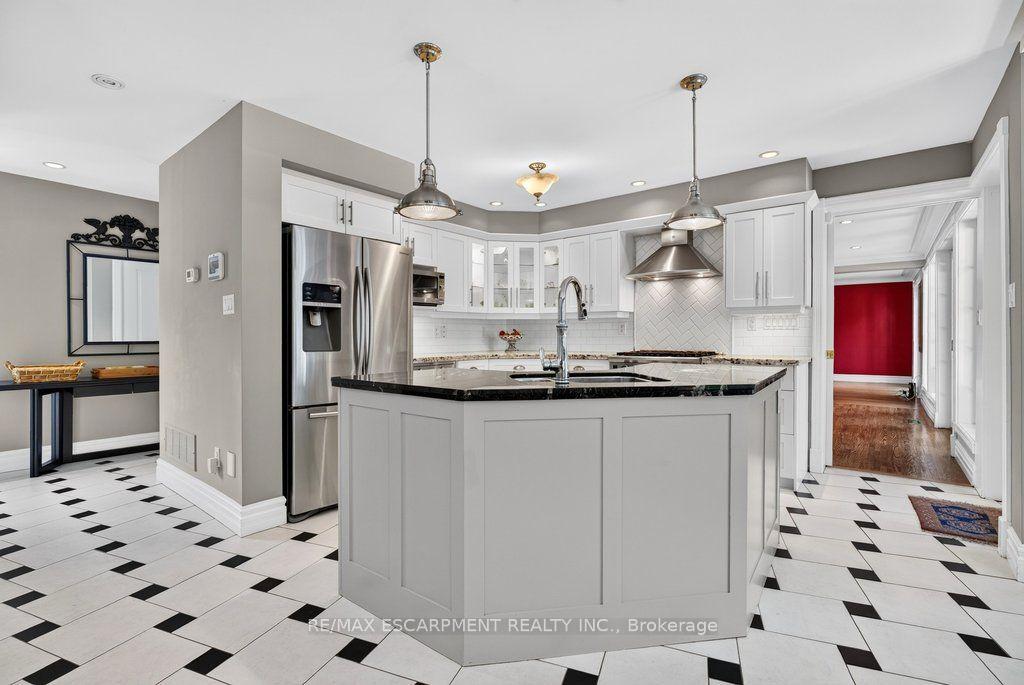 Photo 12 of 3151 Lakeshore Road, Burlington, Roseland — HOMEH