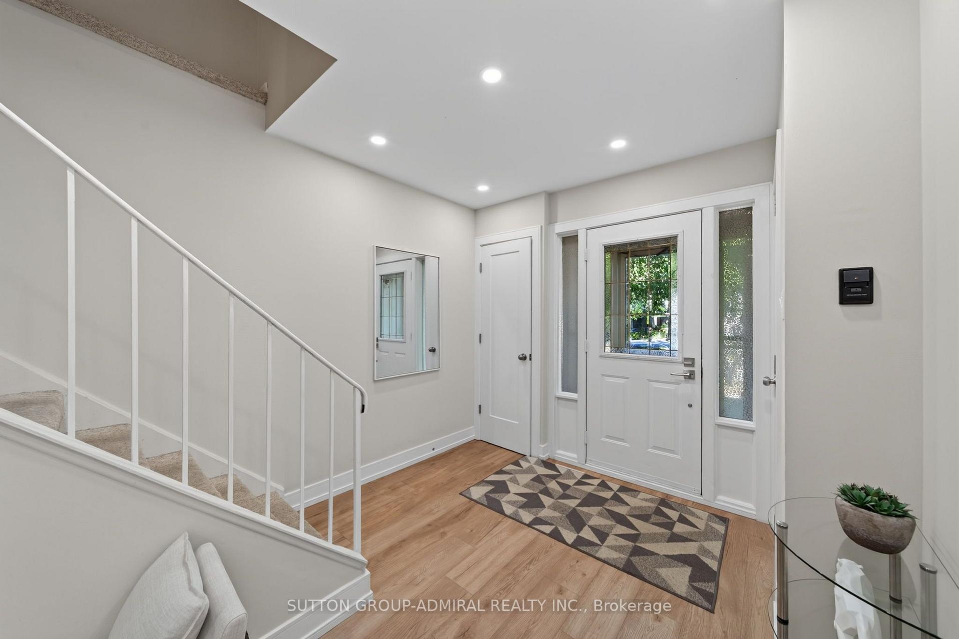 Photo 3 of 770 Pam Crescent, Newmarket, Huron Heights-Leslie Valley — HOMEH