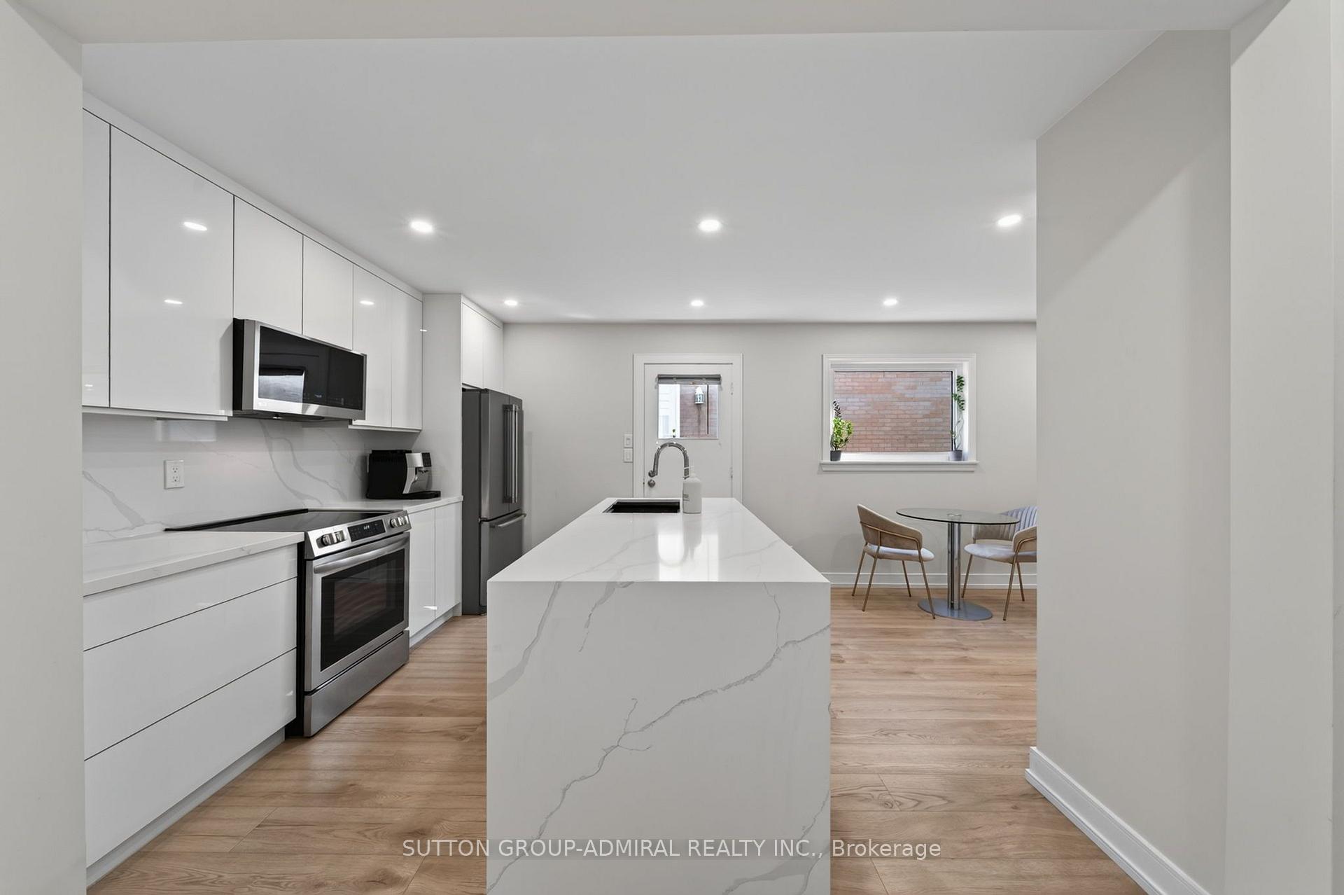 Photo 4 of 770 Pam Crescent, Newmarket, Huron Heights-Leslie Valley — HOMEH