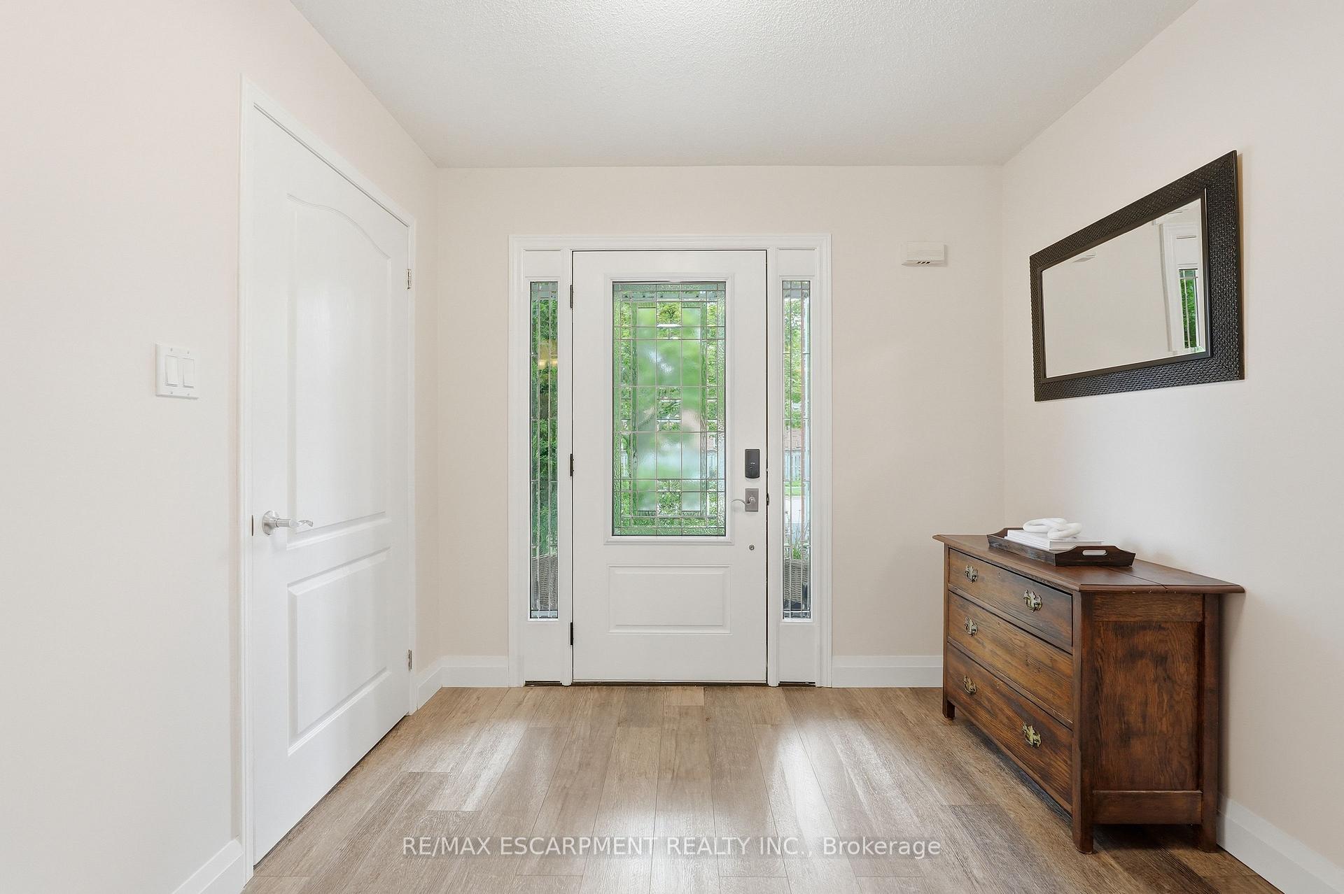 Photo 3 of 48 Bridgeport Crescent, Hamilton, Ancaster — HOMEH