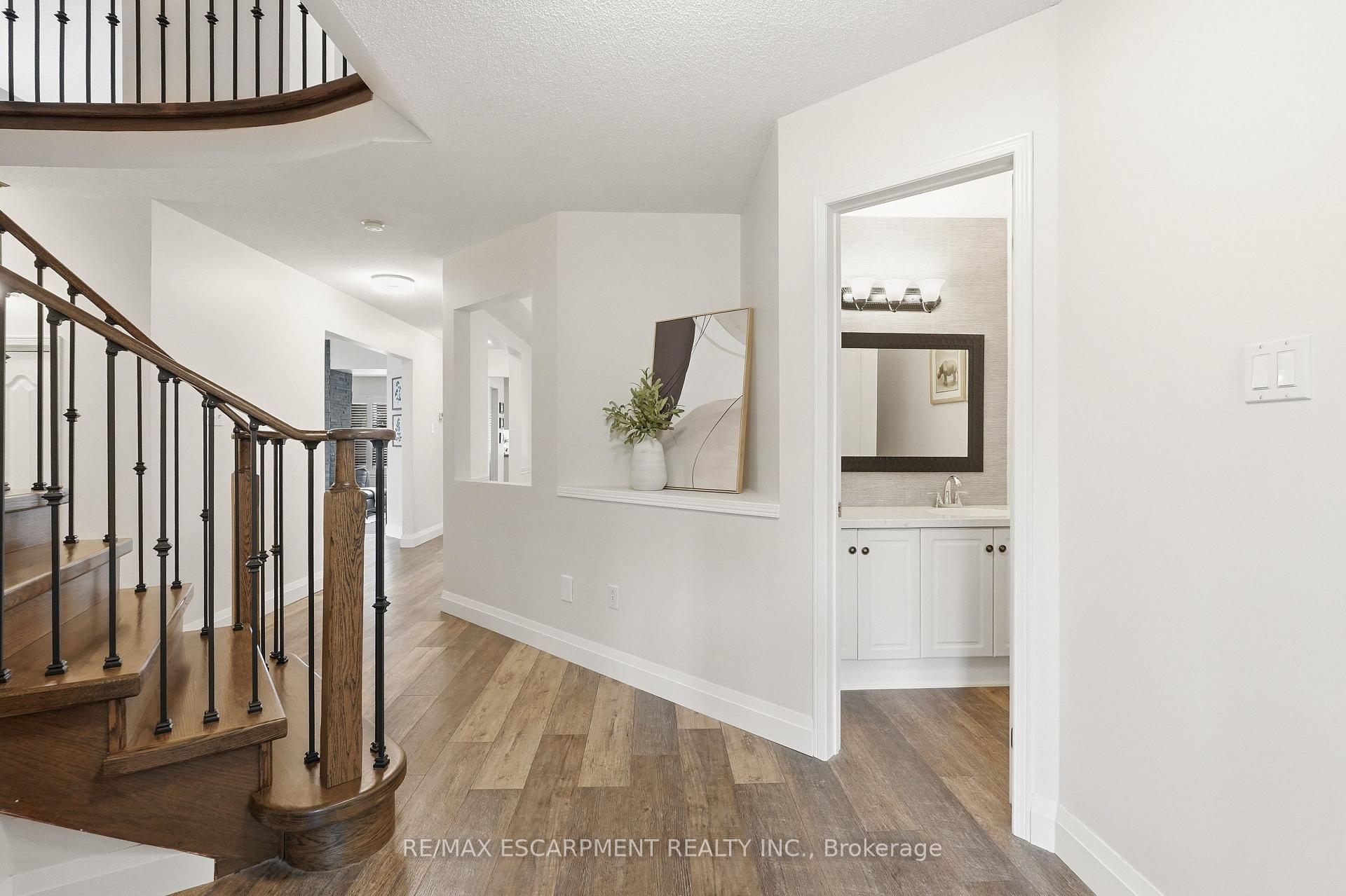 Photo 4 of 48 Bridgeport Crescent, Hamilton, Ancaster — HOMEH