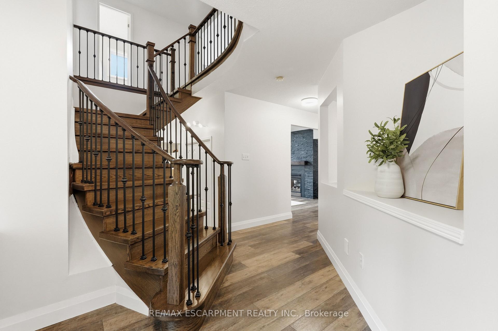 Photo 5 of 48 Bridgeport Crescent, Hamilton, Ancaster — HOMEH