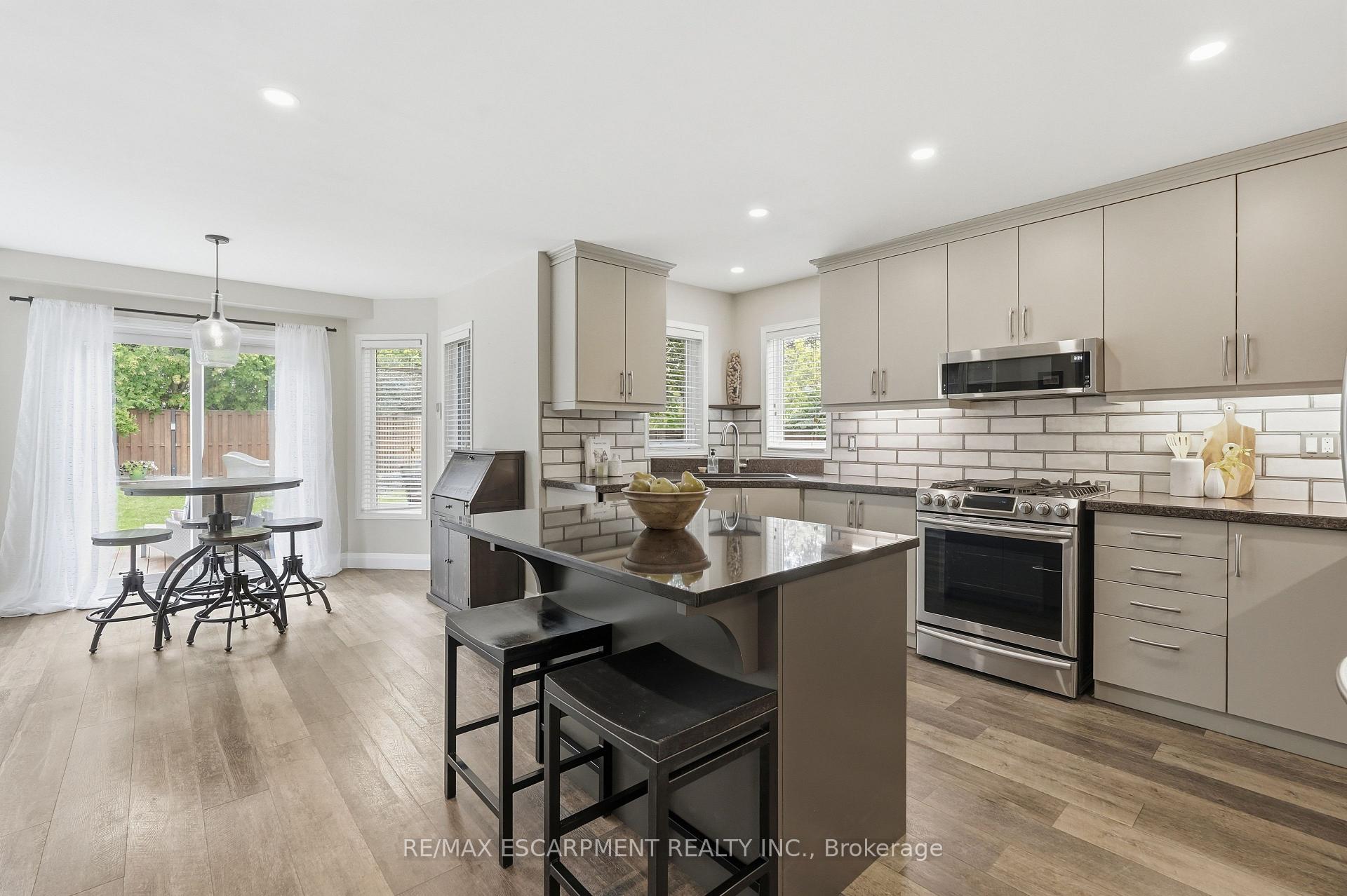 Photo 15 of 48 Bridgeport Crescent, Hamilton, Ancaster — HOMEH
