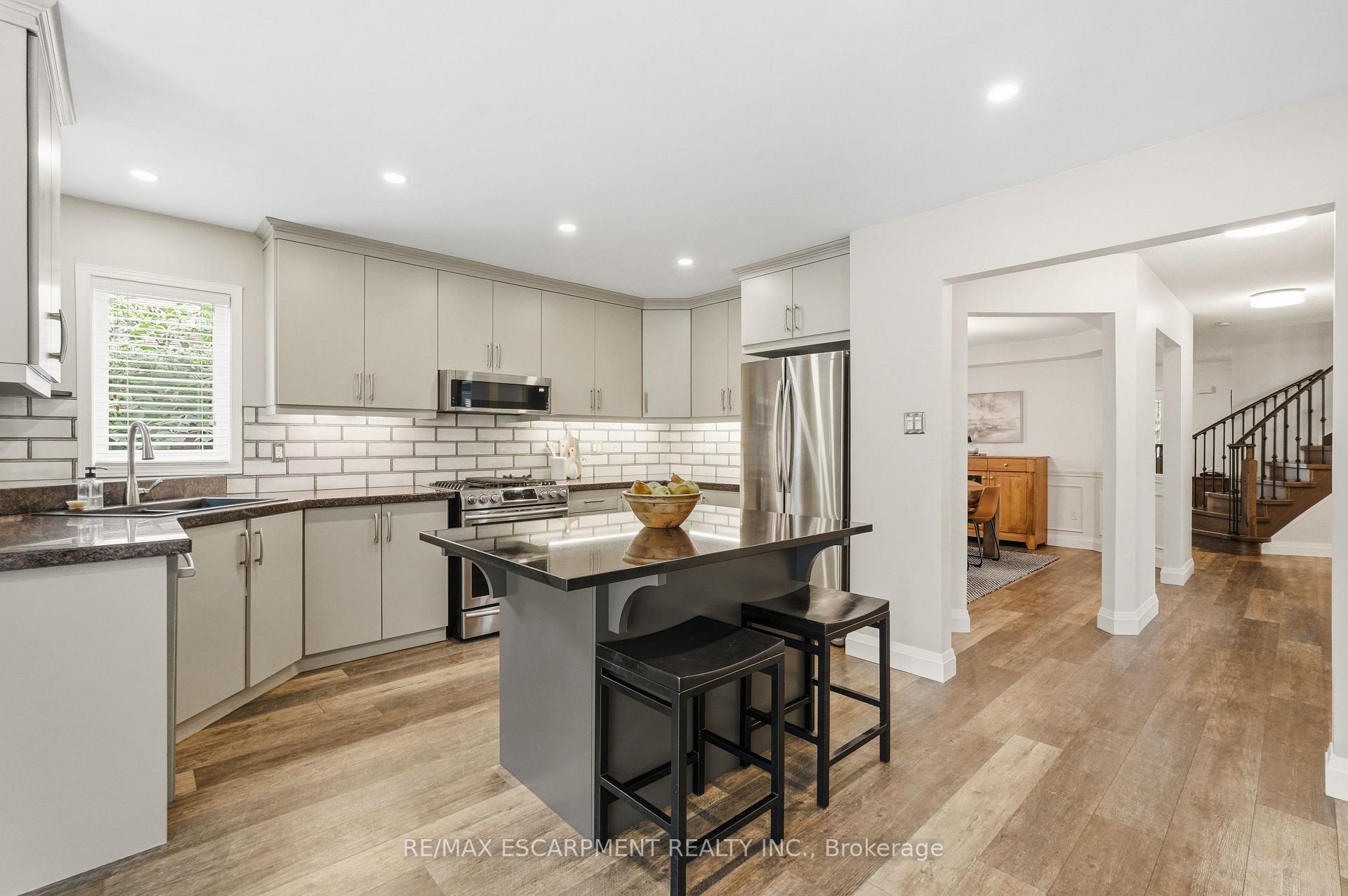 Photo 16 of 48 Bridgeport Crescent, Hamilton, Ancaster — HOMEH