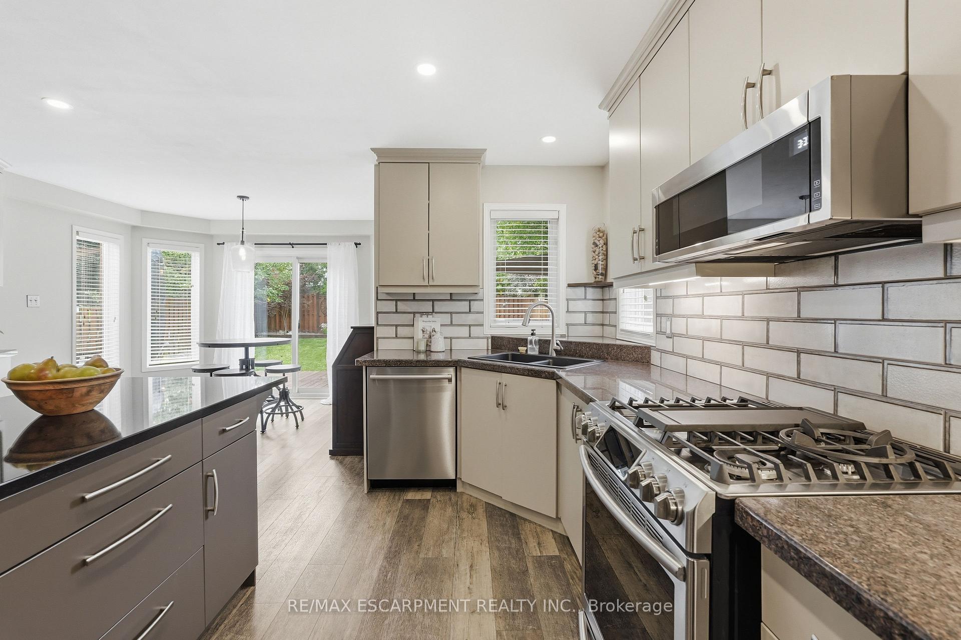 Photo 17 of 48 Bridgeport Crescent, Hamilton, Ancaster — HOMEH