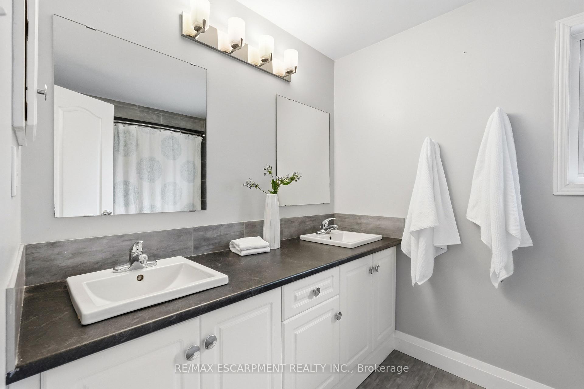Photo 29 of 48 Bridgeport Crescent, Hamilton, Ancaster — HOMEH