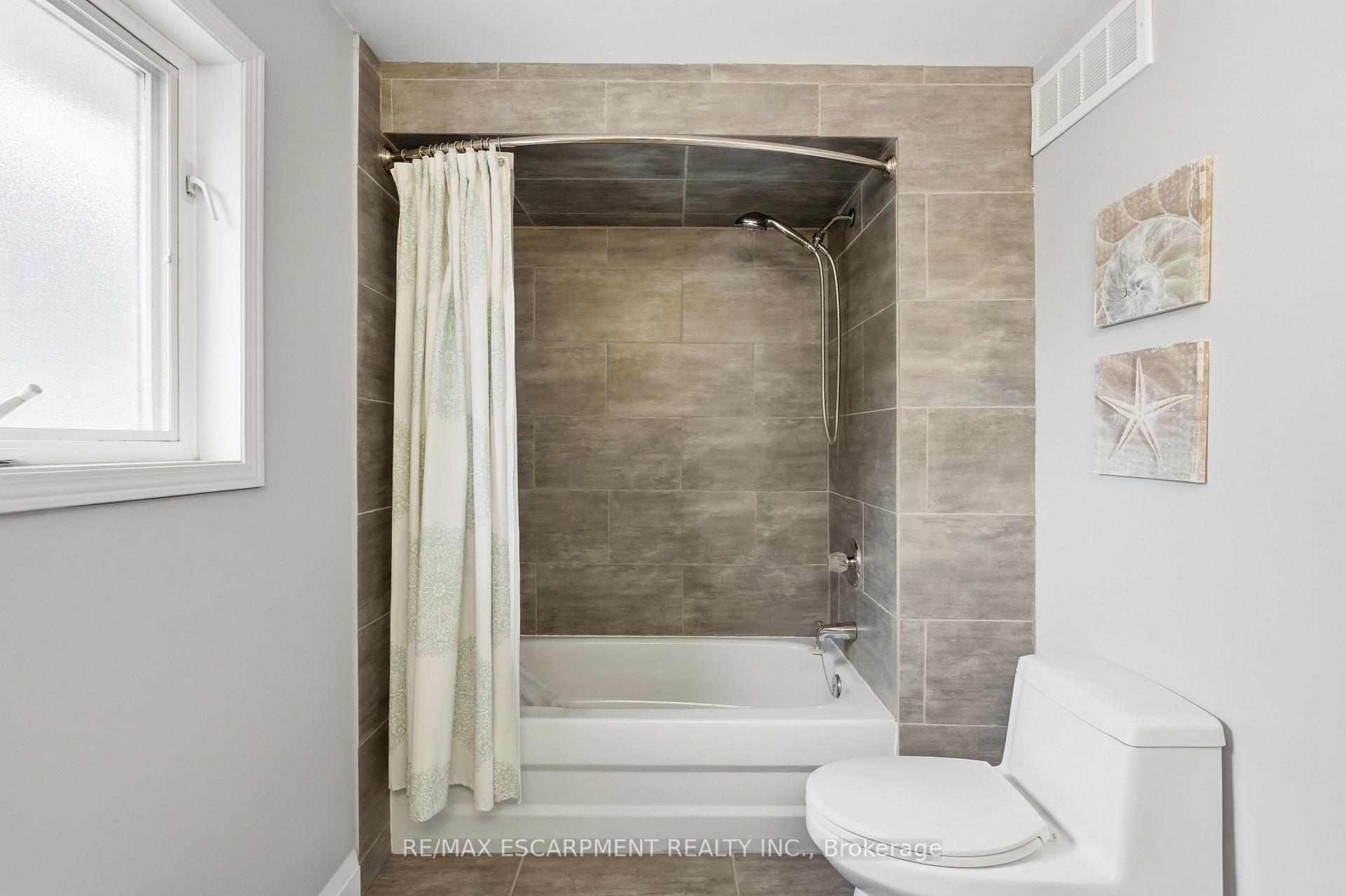 Photo 30 of 48 Bridgeport Crescent, Hamilton, Ancaster — HOMEH
