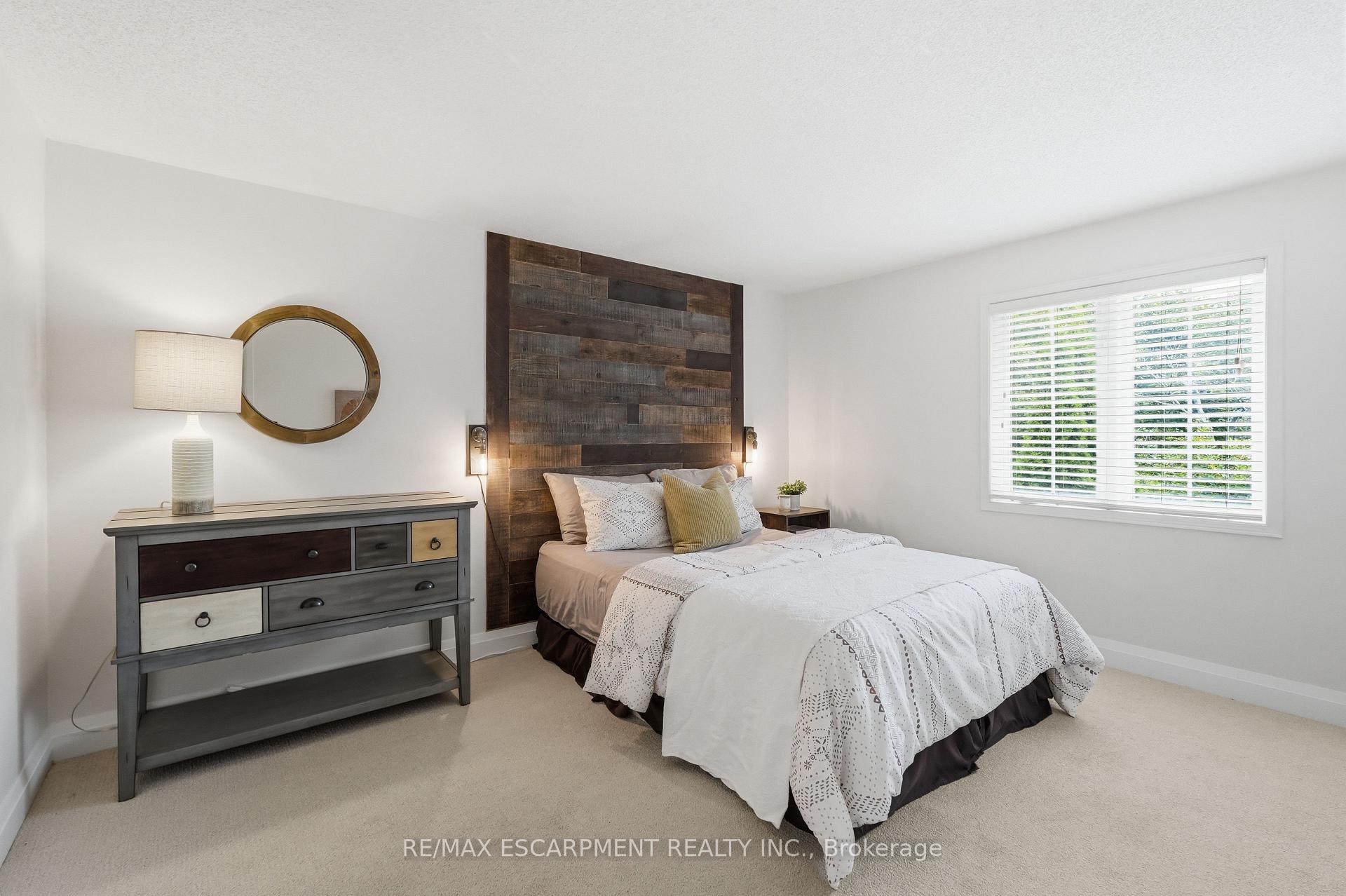 Photo 32 of 48 Bridgeport Crescent, Hamilton, Ancaster — HOMEH