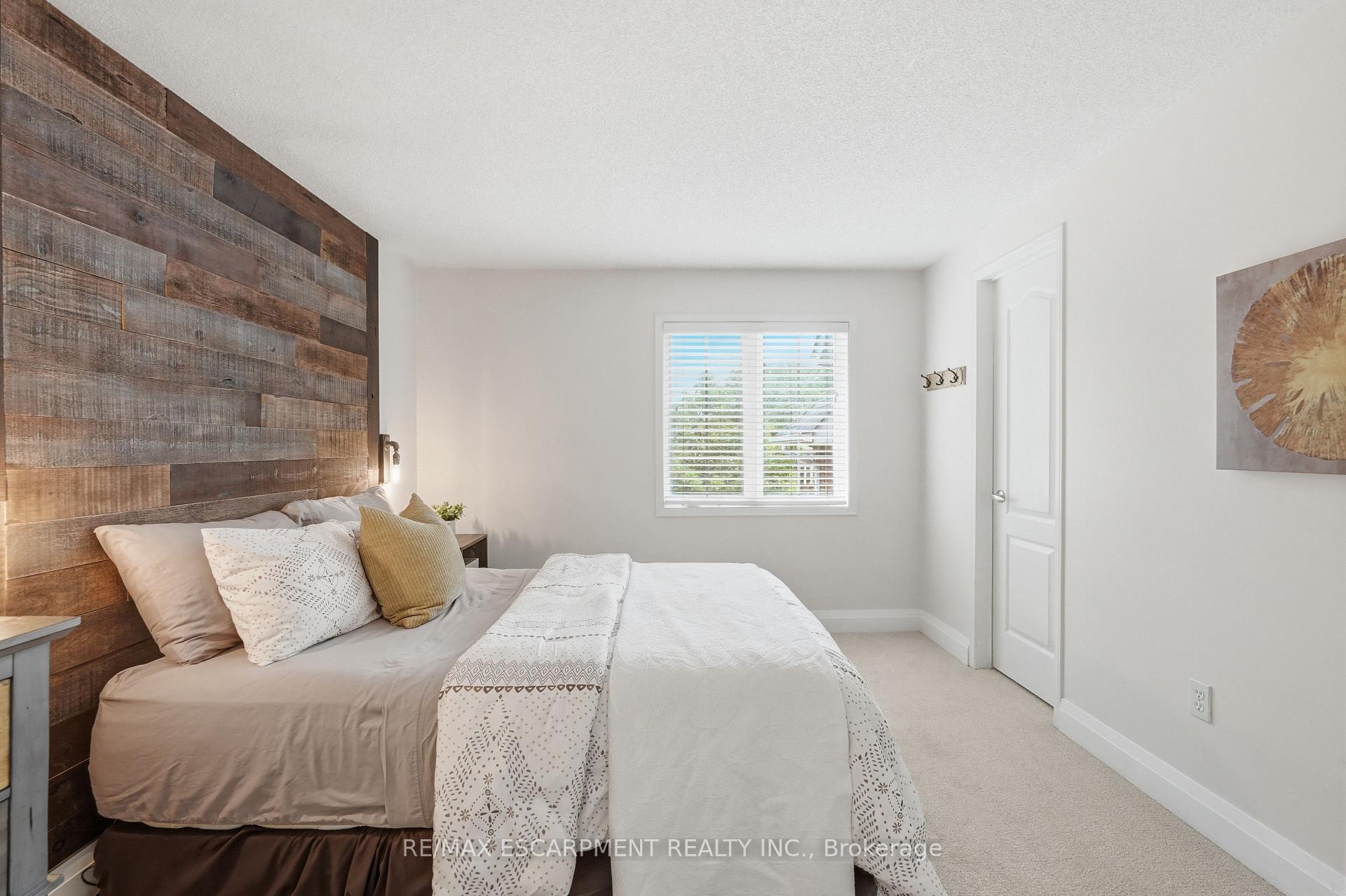 Photo 33 of 48 Bridgeport Crescent, Hamilton, Ancaster — HOMEH
