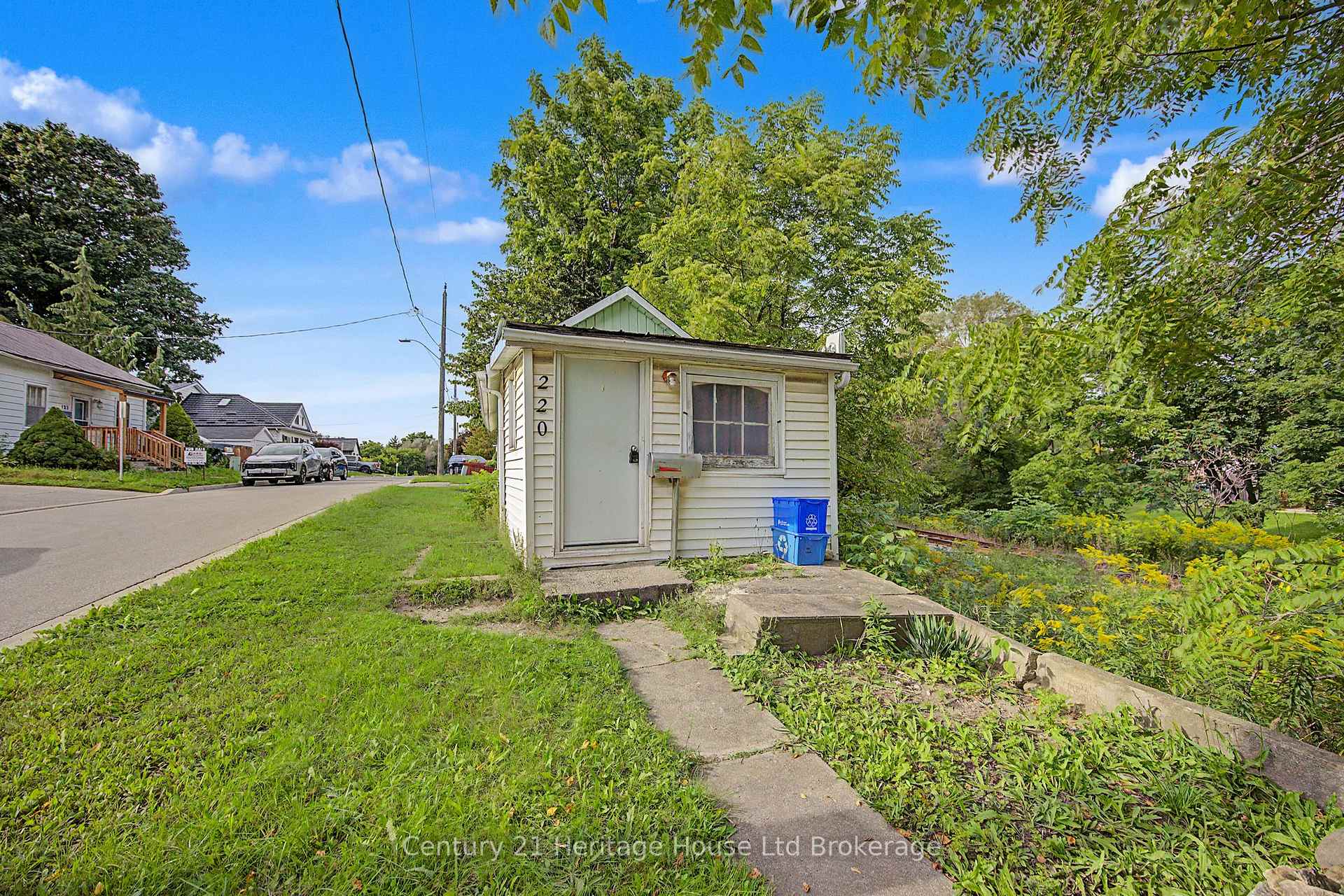 Front of 220 King Street W