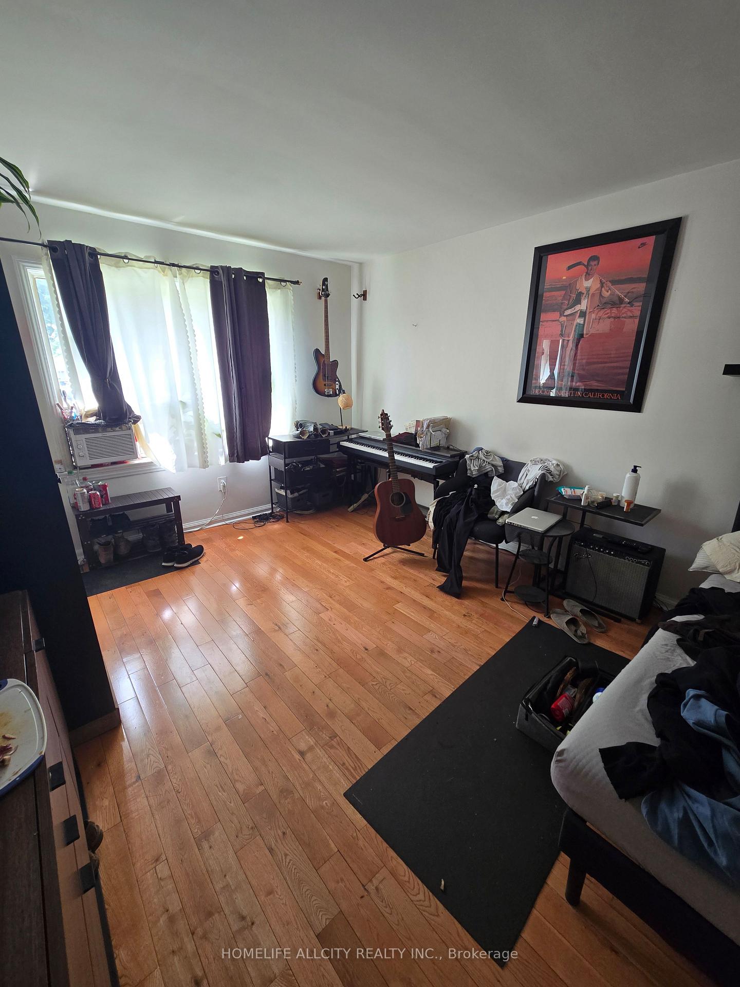 Photo 6 of 4 Bevdale Road, North York, Willowdale West — HOMEH