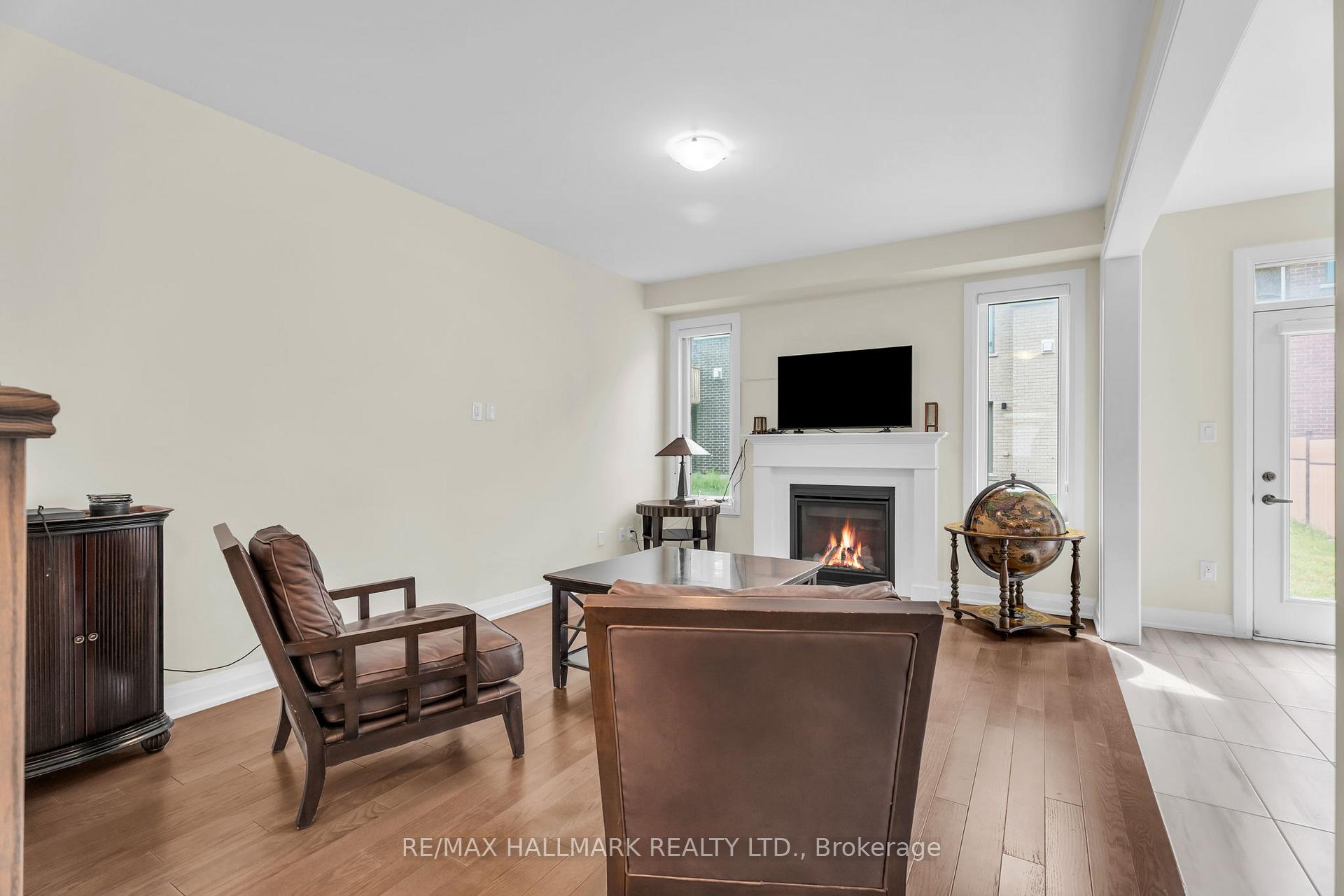 Photo 12 of 14 Eberly Woods Drive, Markham, Victoria Square — HOMEH