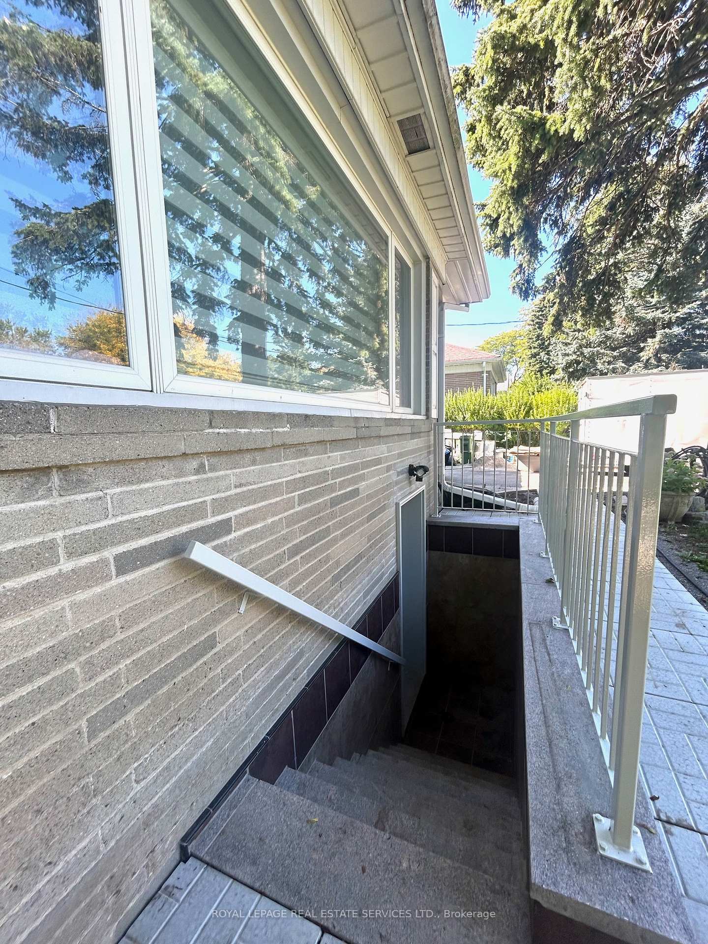 Photo 3 of 27 Frances Crescent, Scarborough, Agincourt South-Malvern West — HOMEH