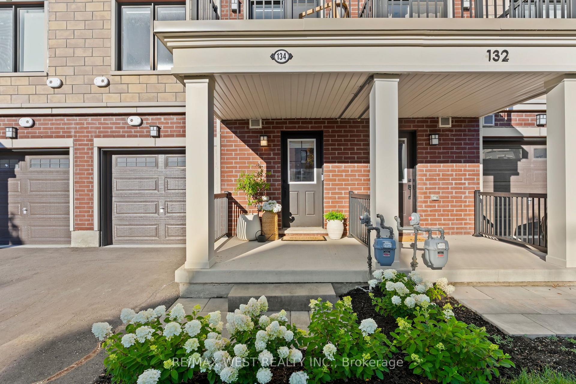 Photo 2 of 134 Covington Crescent, Whitchurch-Stouffville, Stouffville — HOMEH
