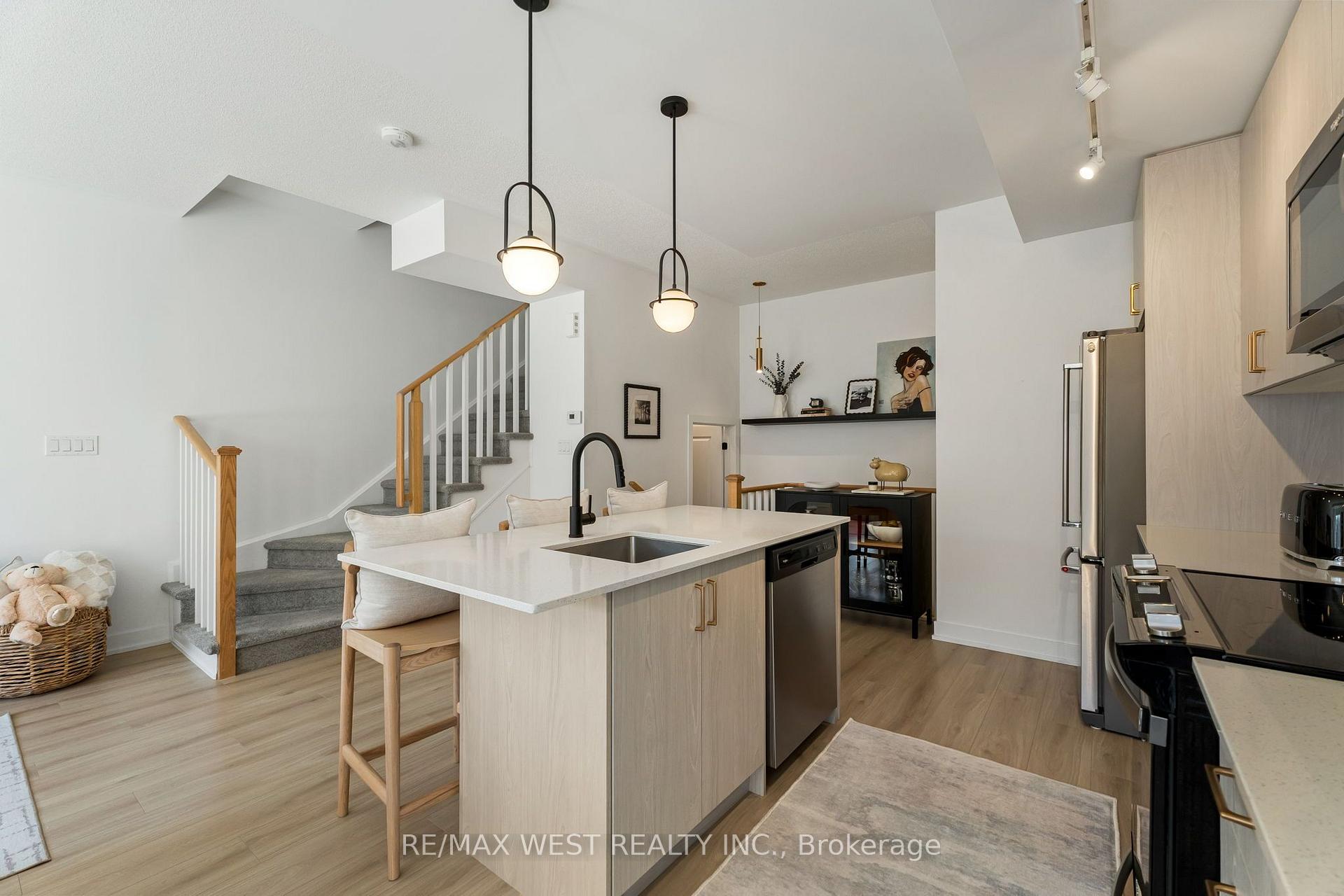 Photo 11 of 134 Covington Crescent, Whitchurch-Stouffville, Stouffville — HOMEH