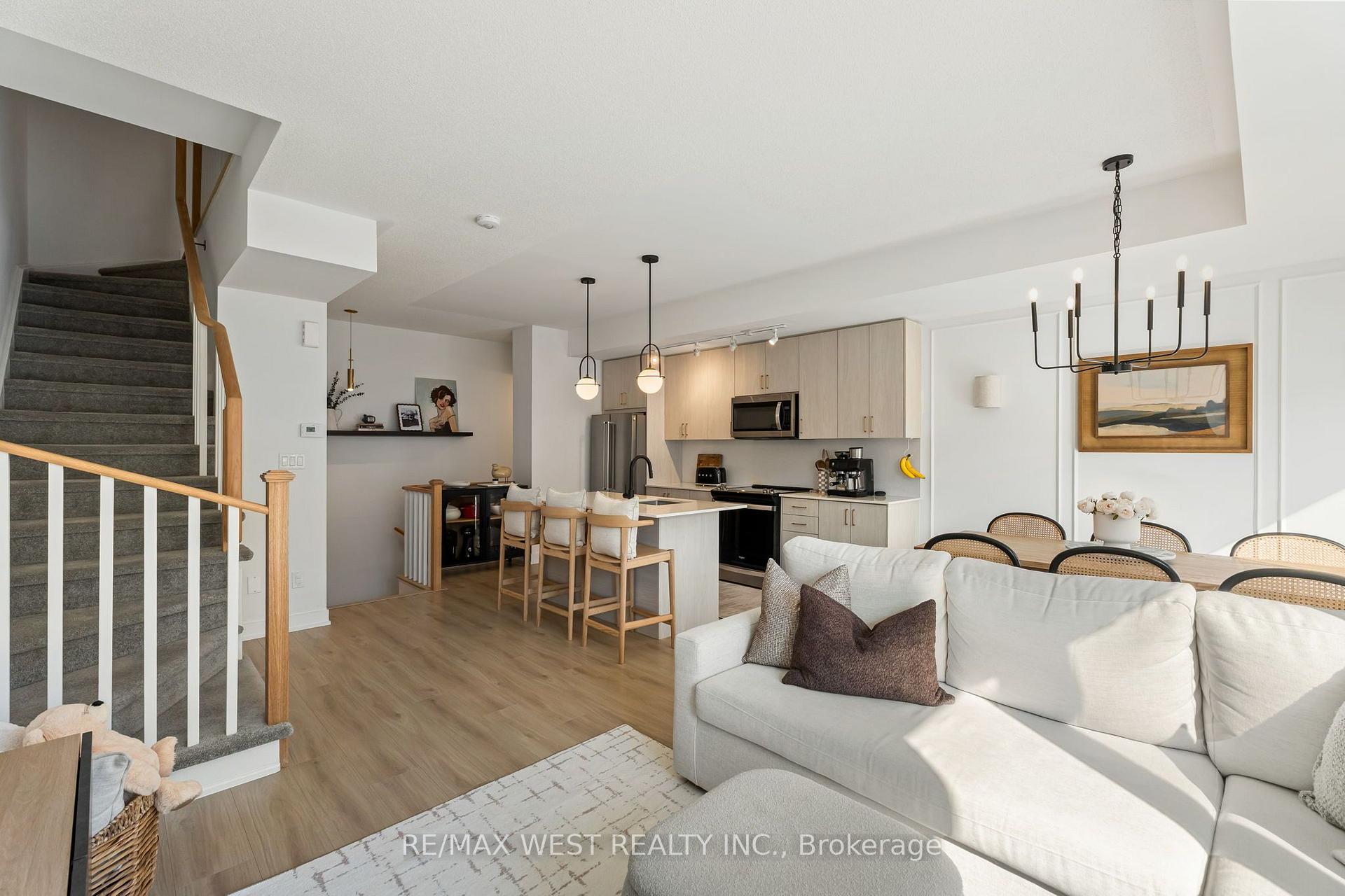 Photo 13 of 134 Covington Crescent, Whitchurch-Stouffville, Stouffville — HOMEH