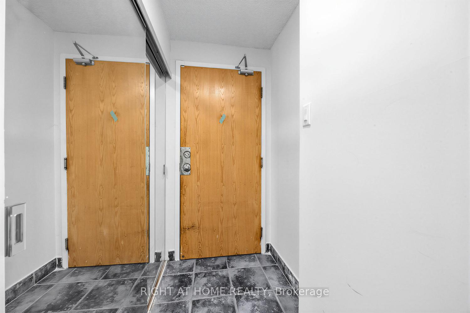 Photo 3 of Unit 1711, 41 Markbrook Lane, Etobicoke, Mount Olive-Silverstone-Jamestown — HOMEH