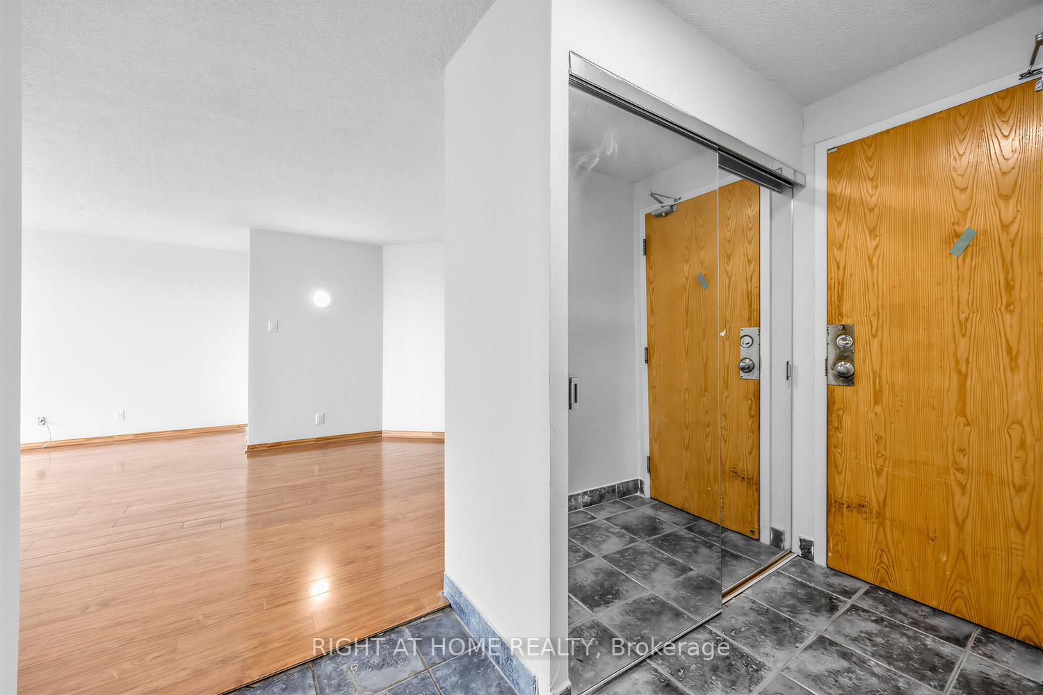 Photo 4 of Unit 1711, 41 Markbrook Lane, Etobicoke, Mount Olive-Silverstone-Jamestown — HOMEH