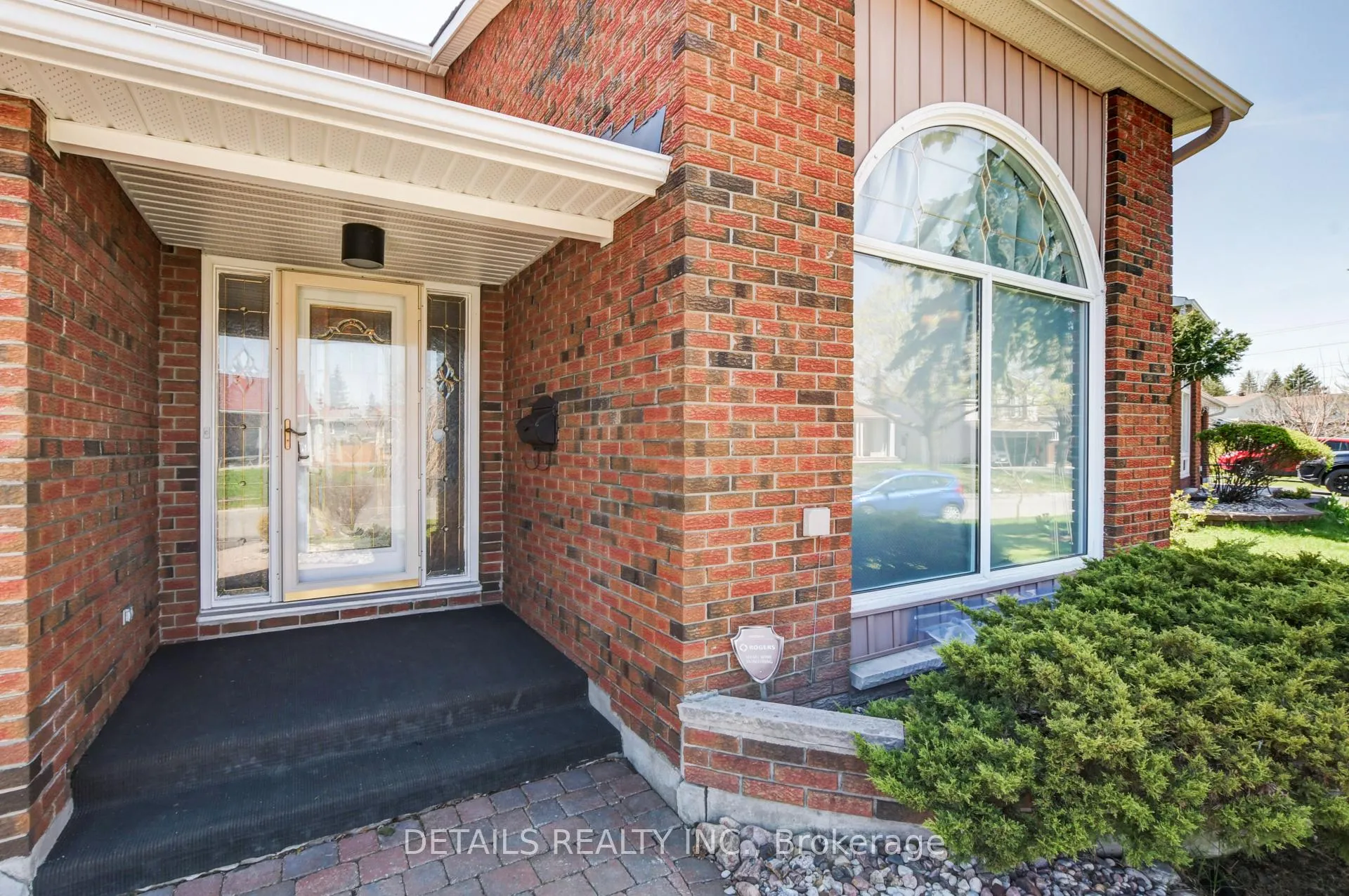 Photo 2 of 4388 Whittaker Crescent, Ottawa, Pineview — HOMEH