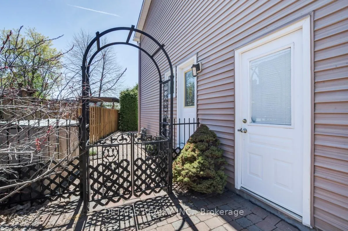 Photo 4 of 4388 Whittaker Crescent, Ottawa, Pineview — HOMEH
