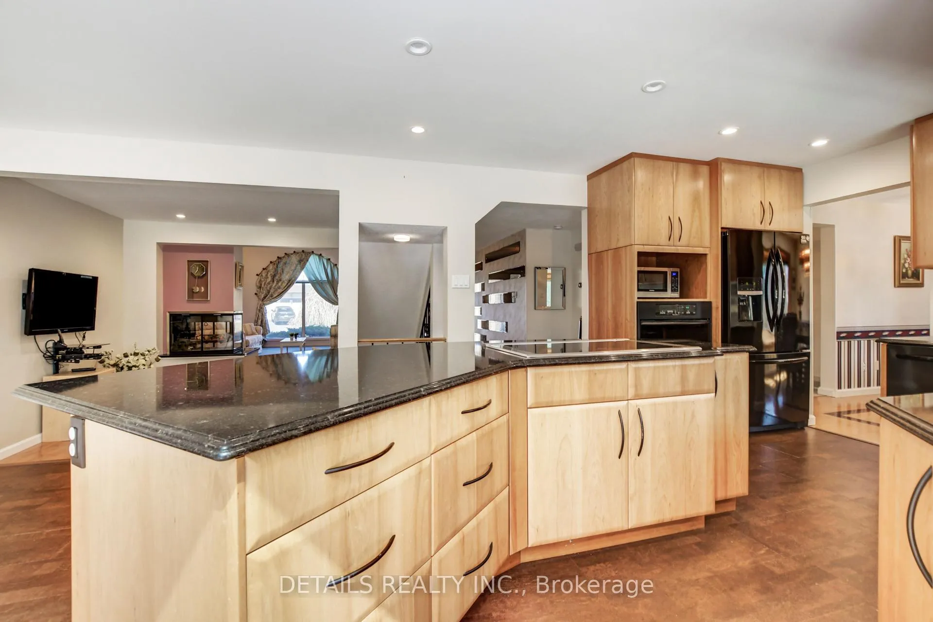 Photo 14 of 4388 Whittaker Crescent, Ottawa, Pineview — HOMEH