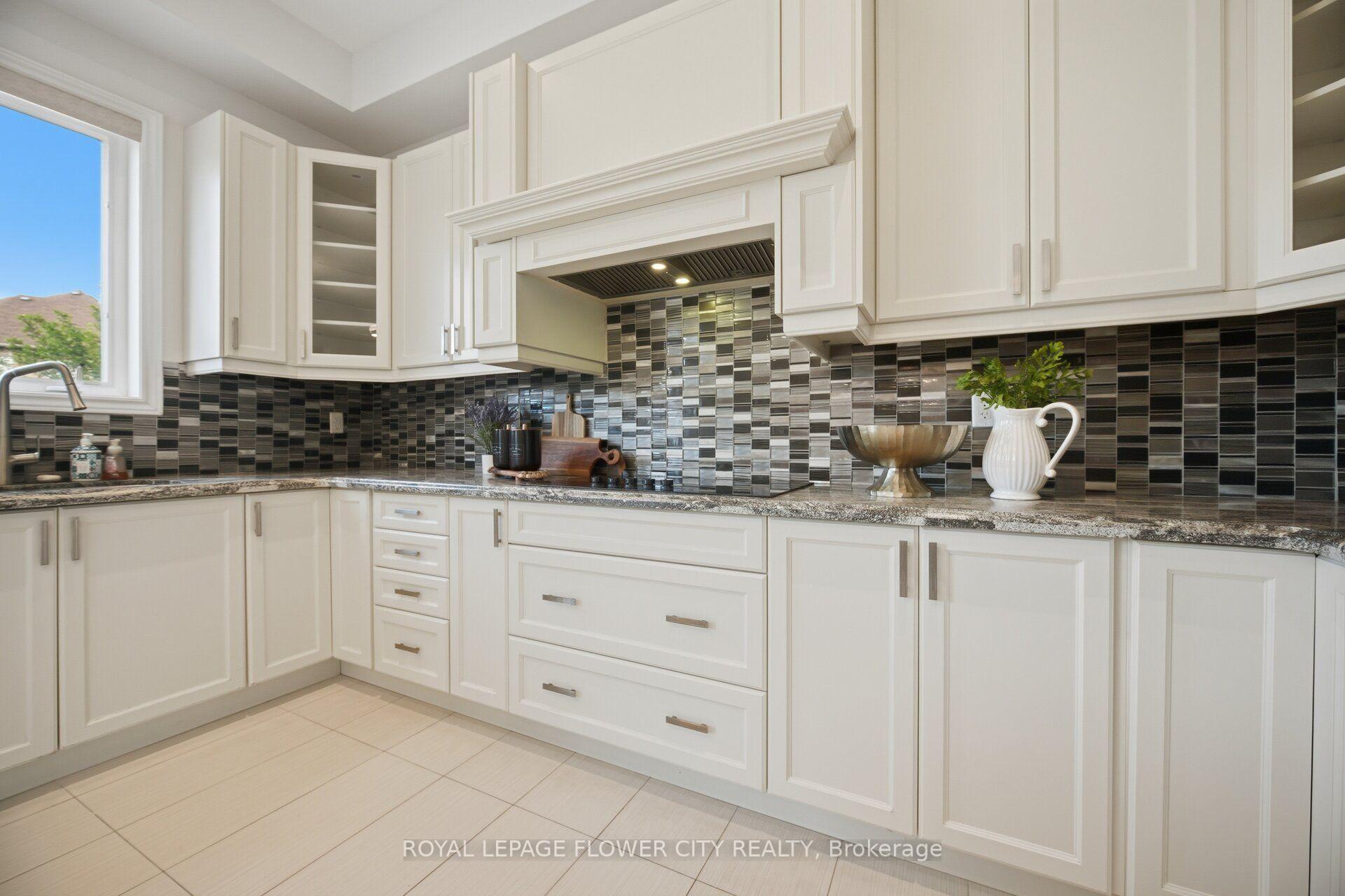 Photo 11 of 18 Malpass Street, Brampton, Northwest Brampton — HOMEH
