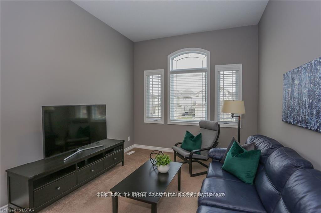 Photo 4 of 950 Oakcrossing Road, London, North M — HOMEH