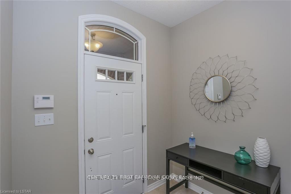 Photo 5 of 950 Oakcrossing Road, London, North M — HOMEH