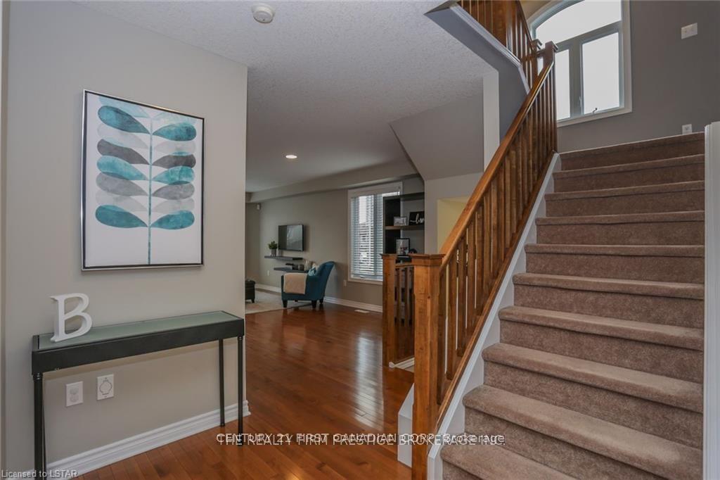 Photo 6 of 950 Oakcrossing Road, London, North M — HOMEH