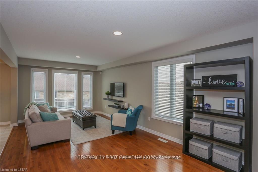 Photo 8 of 950 Oakcrossing Road, London, North M — HOMEH