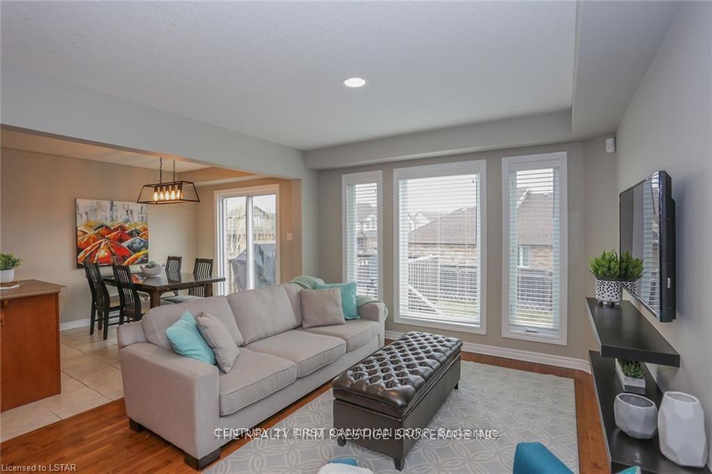 Photo 11 of 950 Oakcrossing Road, London, North M — HOMEH