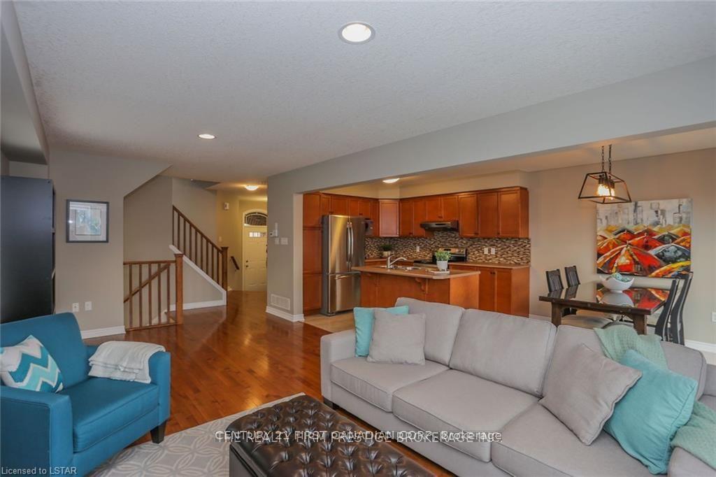 Photo 18 of 950 Oakcrossing Road, London, North M — HOMEH