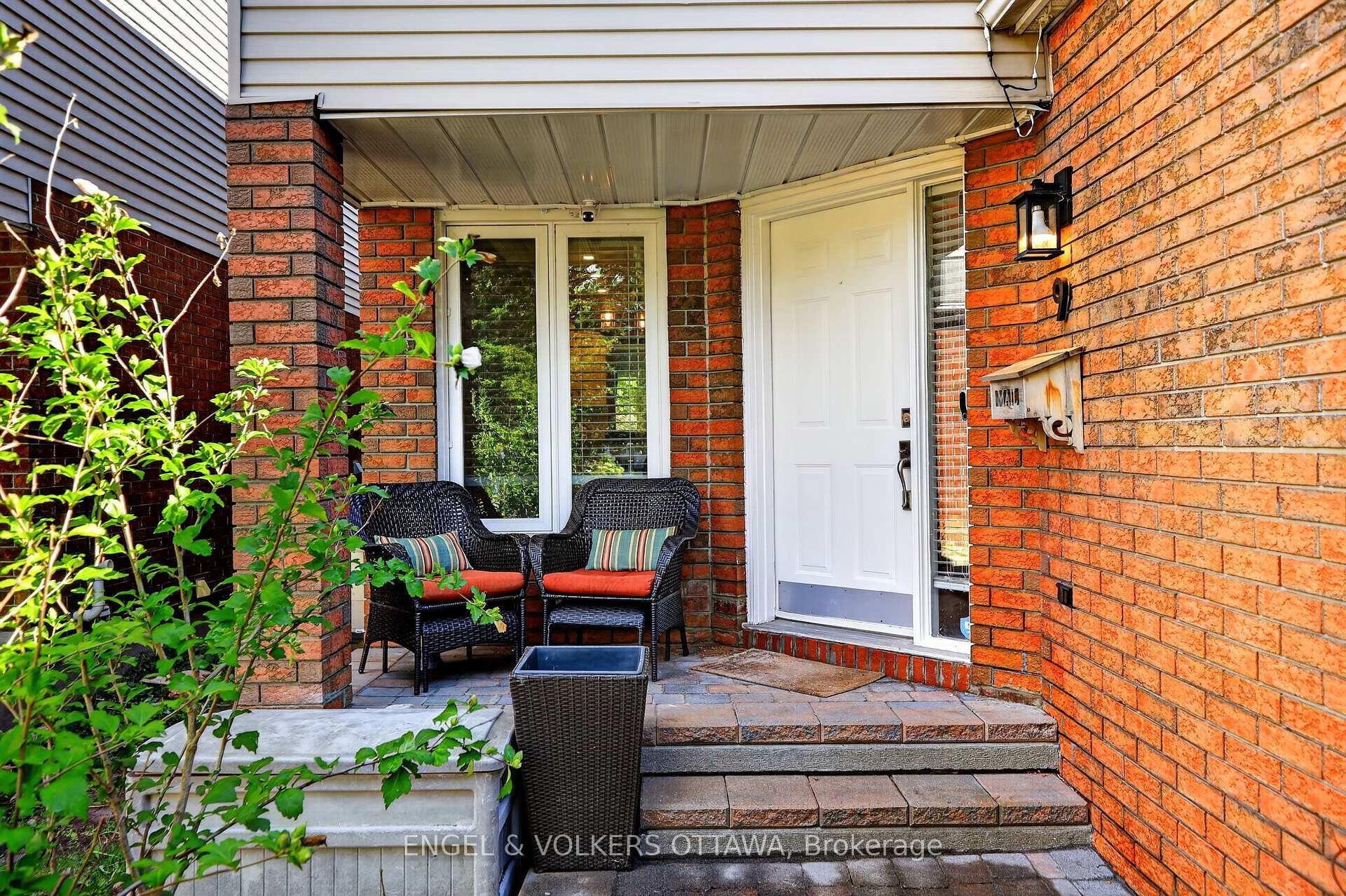 Photo 3 of 9 Streamwood Lane, Ottawa, Hunt Club Park/Greenboro — HOMEH