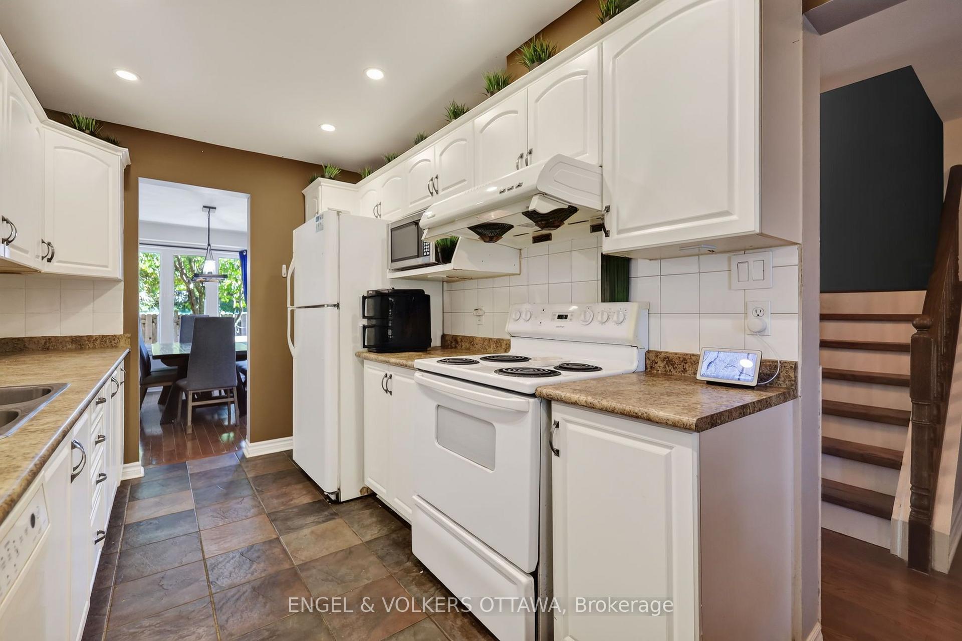 Photo 7 of 9 Streamwood Lane, Ottawa, Hunt Club Park/Greenboro — HOMEH