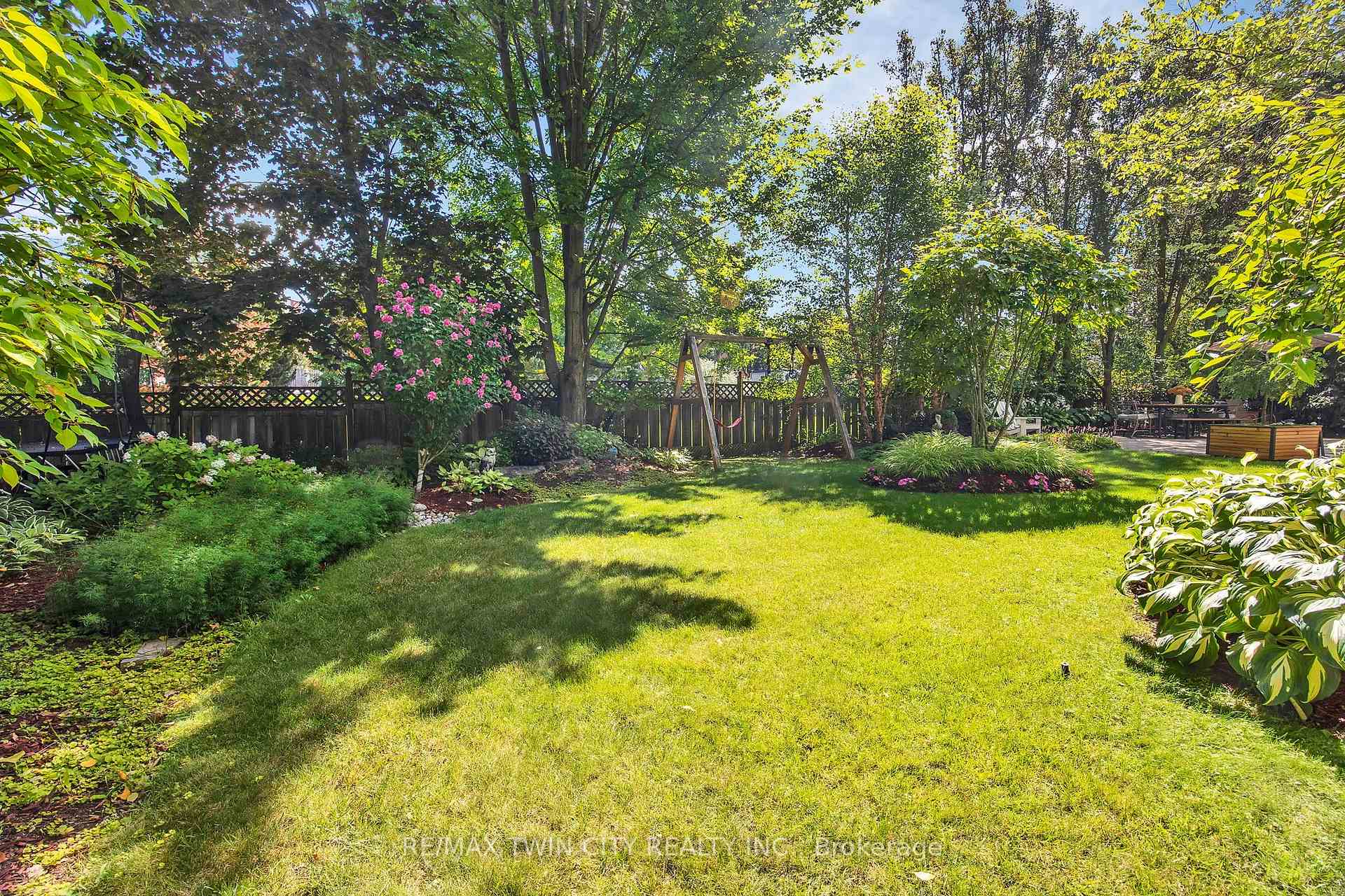 Photo 4 of 559 Strathmere Court, Waterloo, Upper Beechwood — HOMEH
