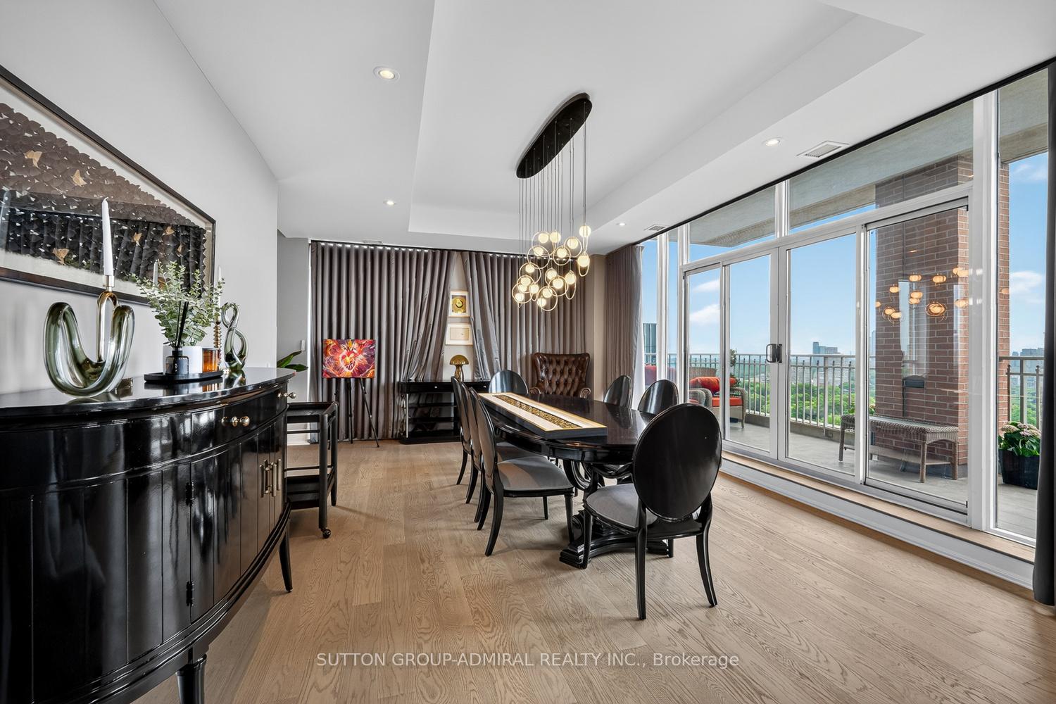 Photo 8 of Unit 1801, 155 St Clair Avenue W, Toronto, Casa Loma — HOMEH