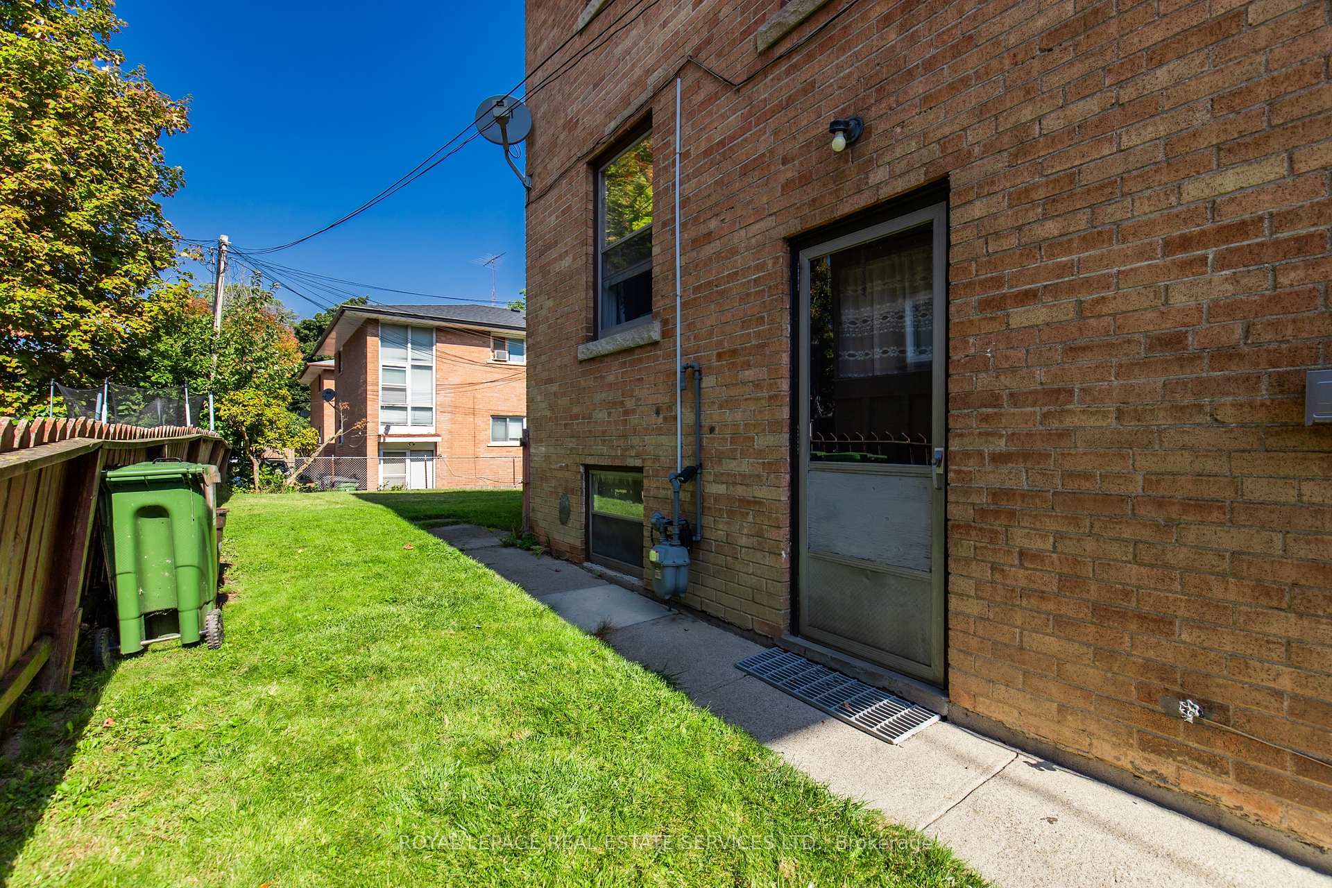 Photo 3 of 20 Park Boulevard, Etobicoke, Long Branch — HOMEH
