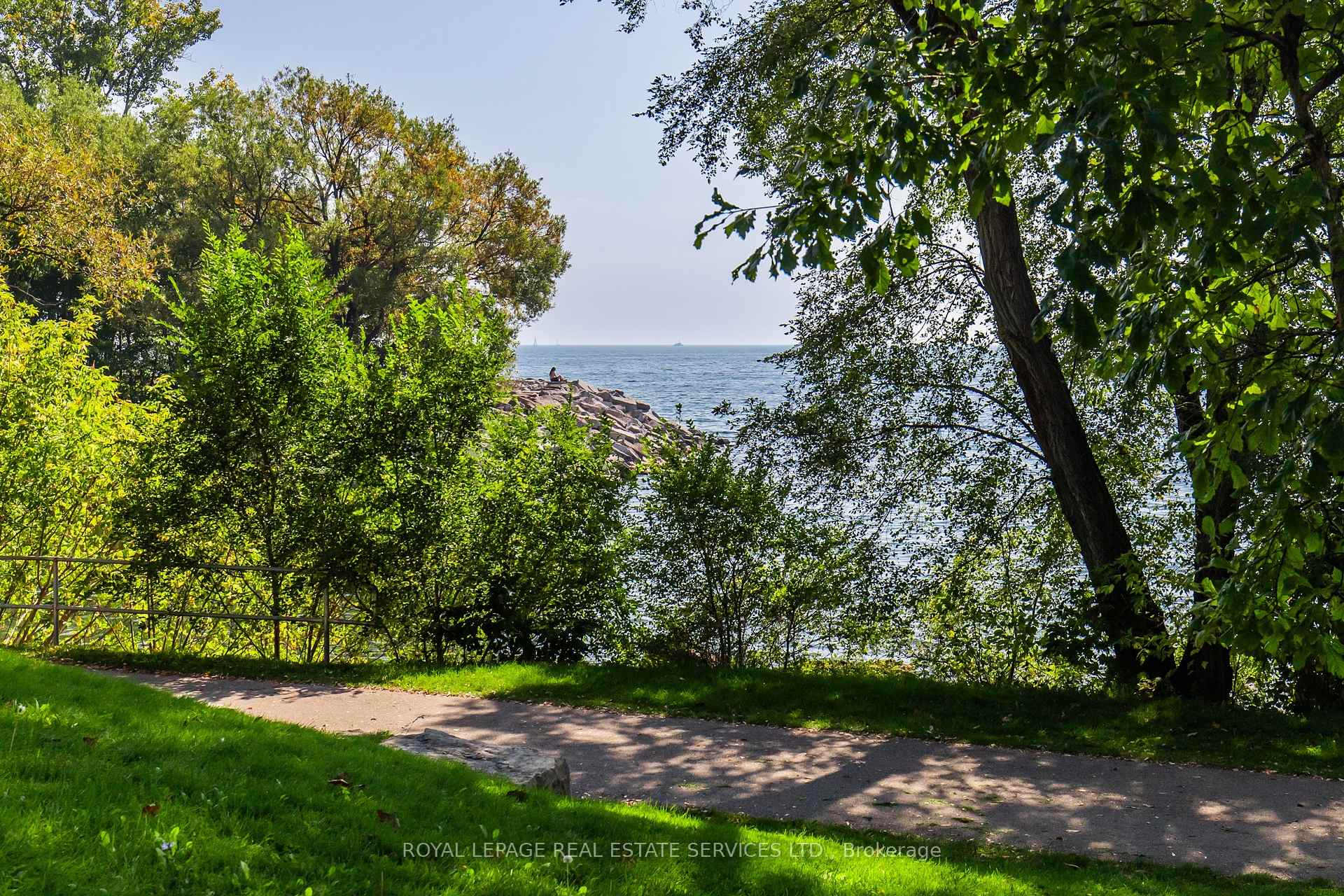 Photo 16 of 20 Park Boulevard, Etobicoke, Long Branch — HOMEH