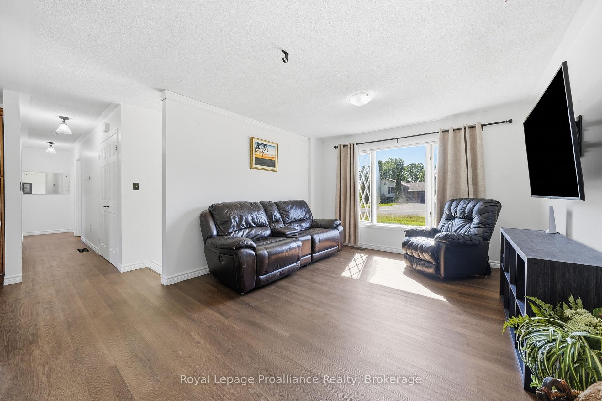 Photo 10 of 13 Forester Drive, Quinte West, Sidney Ward — HOMEH