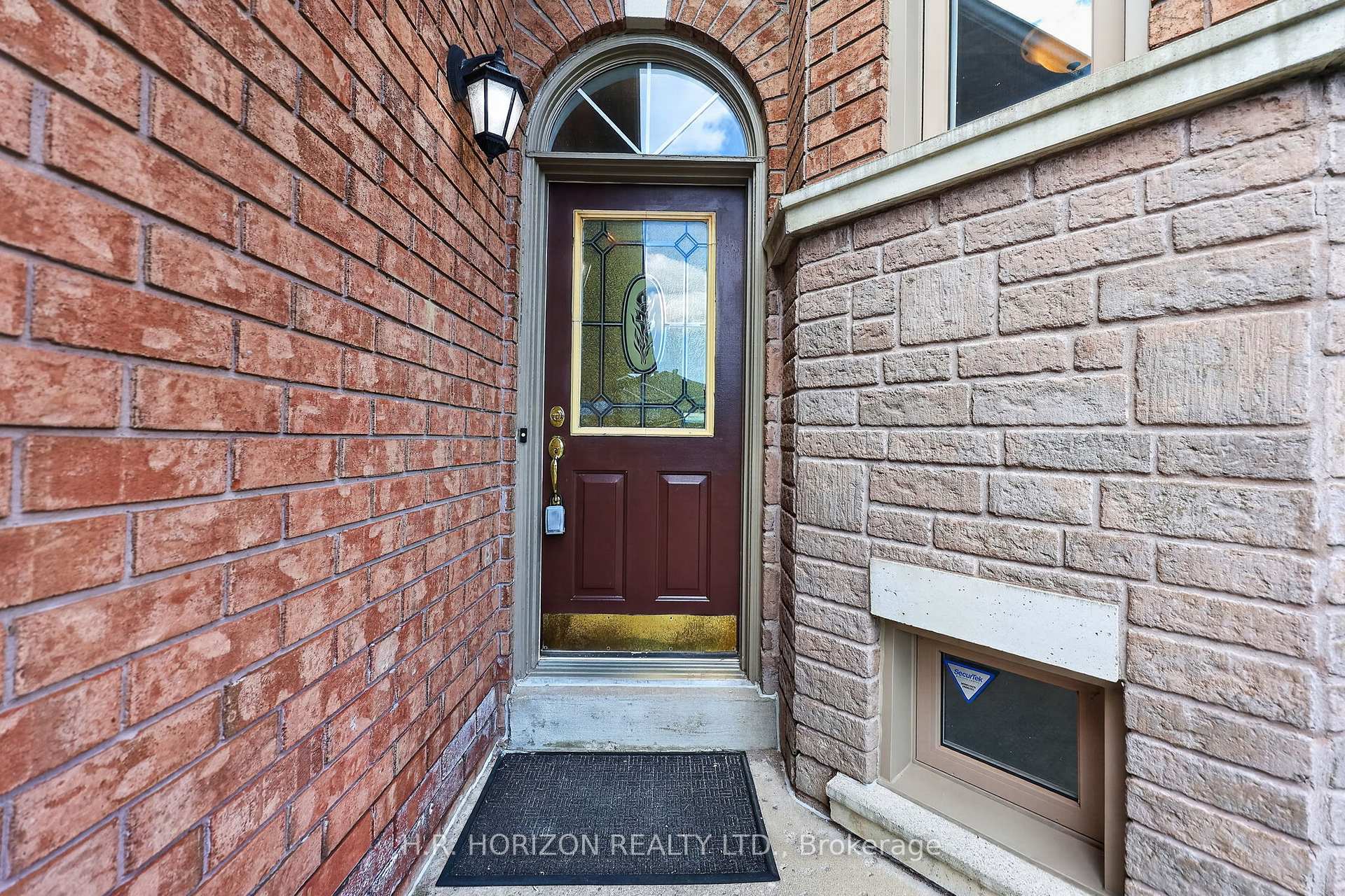 Photo 3 of 8 Schaefer Place, Caledon, Bolton North — HOMEH
