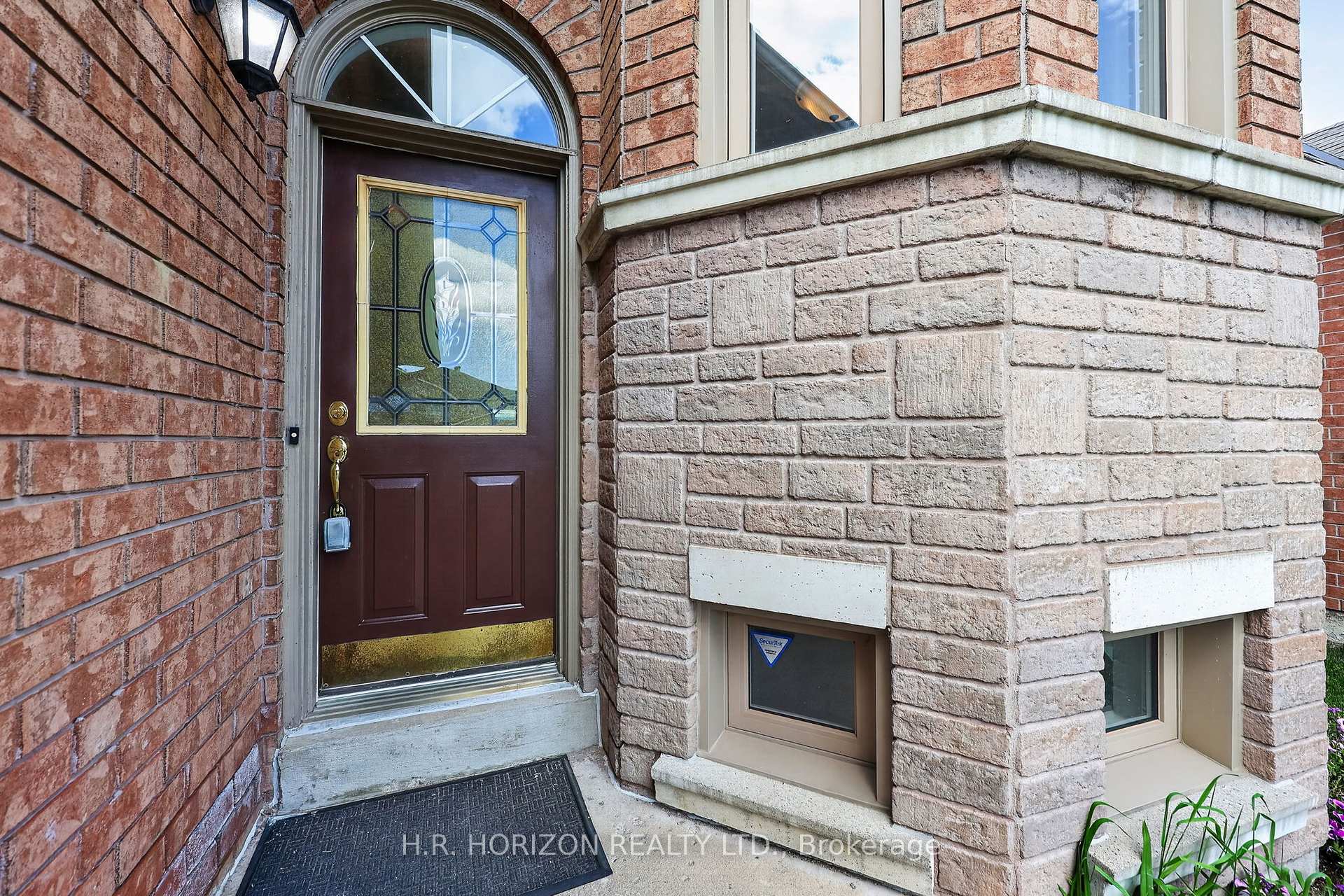 Photo 4 of 8 Schaefer Place, Caledon, Bolton North — HOMEH